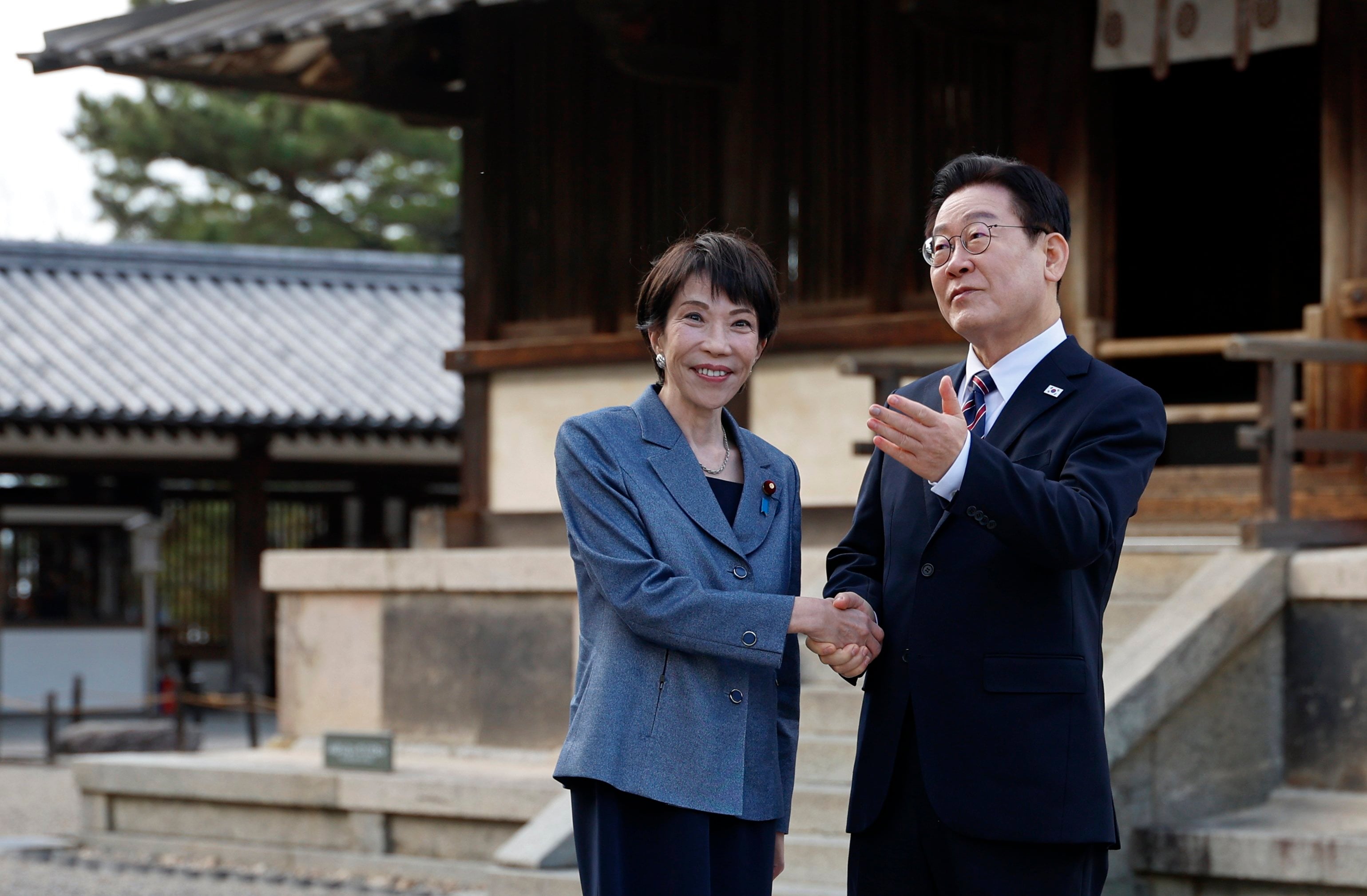 Japanese Prime Minister Sanae Takaichi (left) and South Korean President Lee Jae Myung visit the Horyu-ji temple in Ikaruga, Nara prefecture, on January 14. Photo: EPA