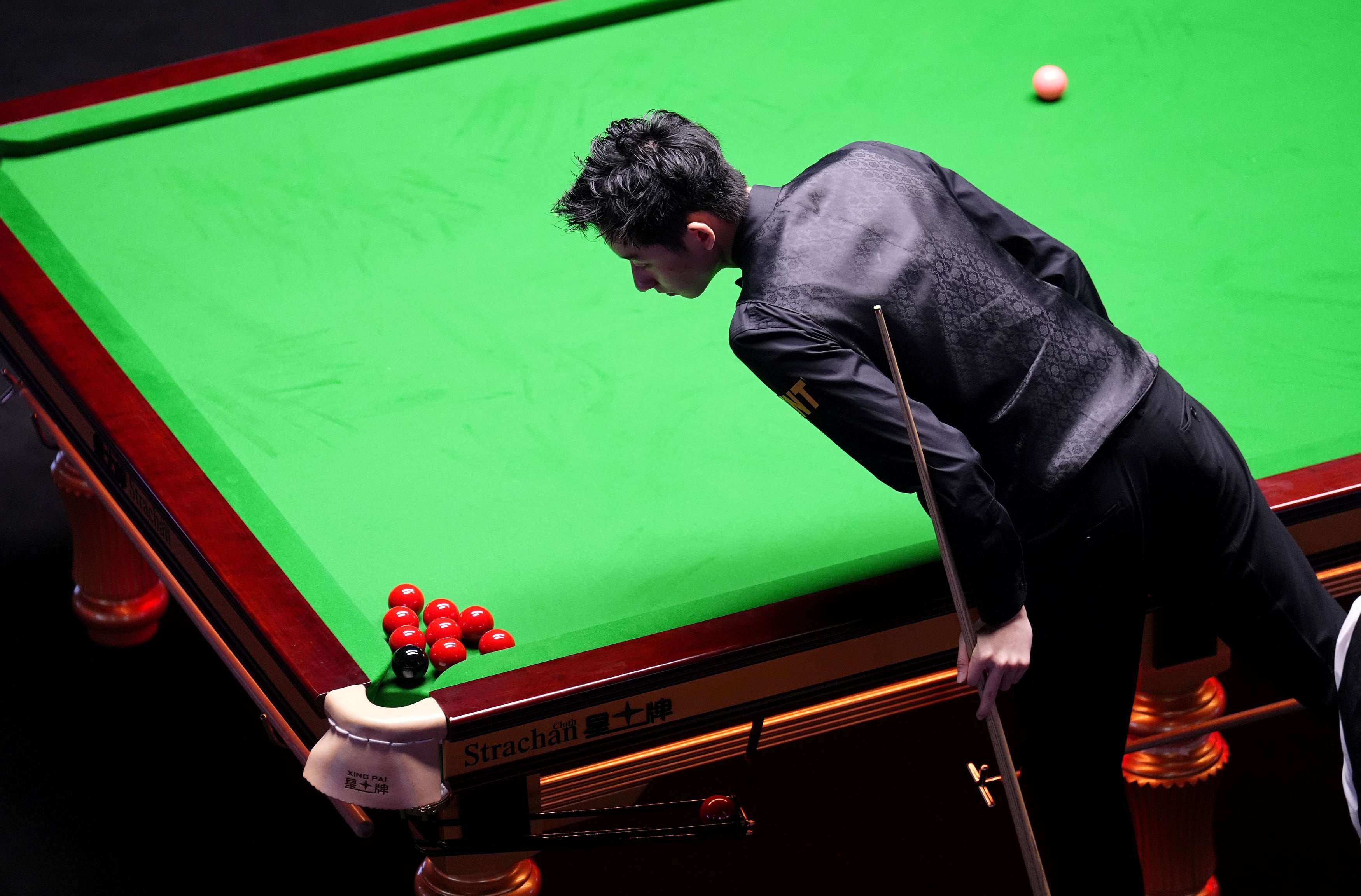 Wu Yize studies the state of play that led to an “embarrassing” 14th frame in his World Championship semi-final against Mark Allen. Photo: AP