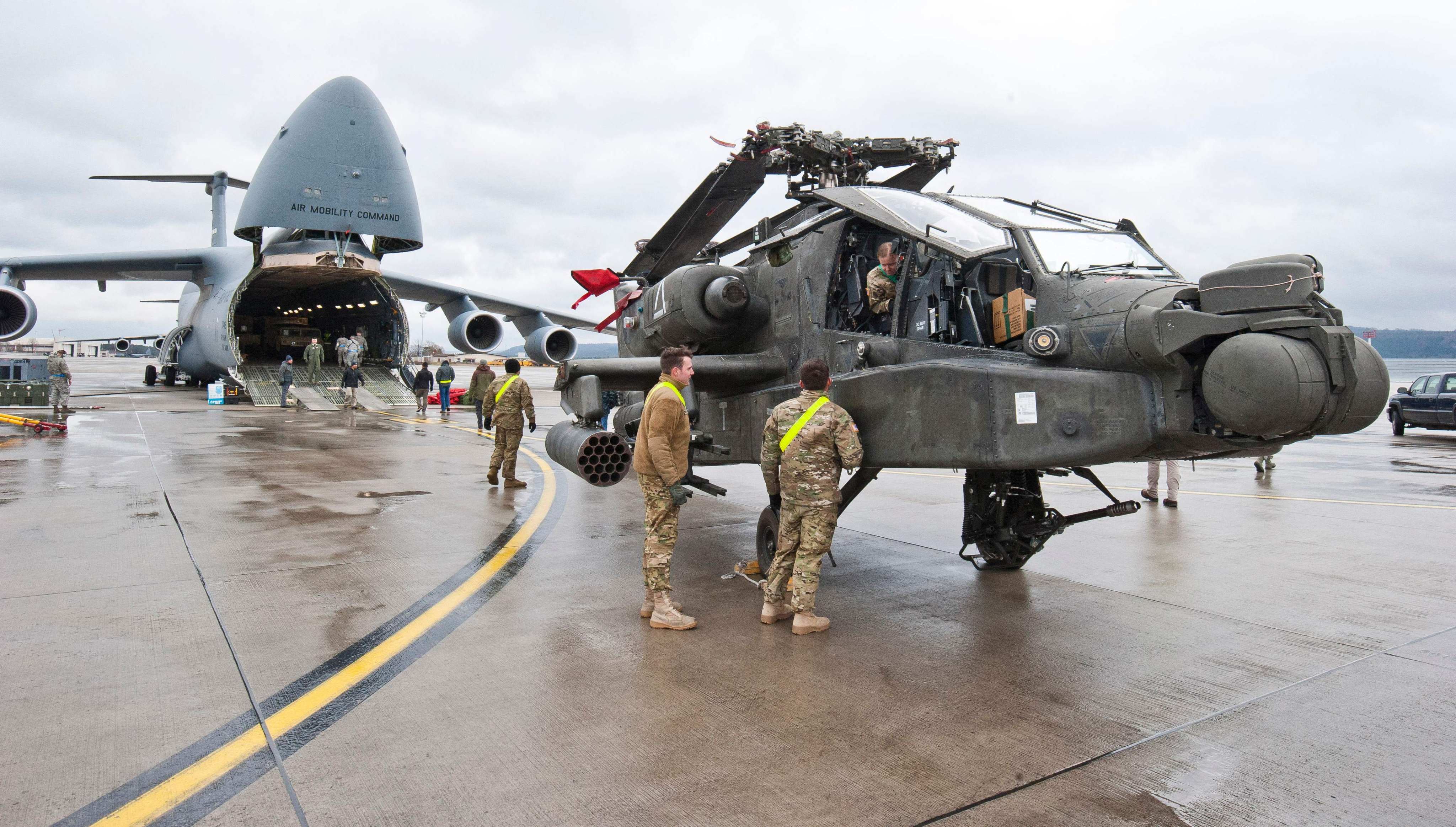 An AH-64 Apache attack helicopter stands in front of a Galaxy C-5 transport plane at the US Air Base in Ramstein, western Germany, in 2017. Photo: AFP