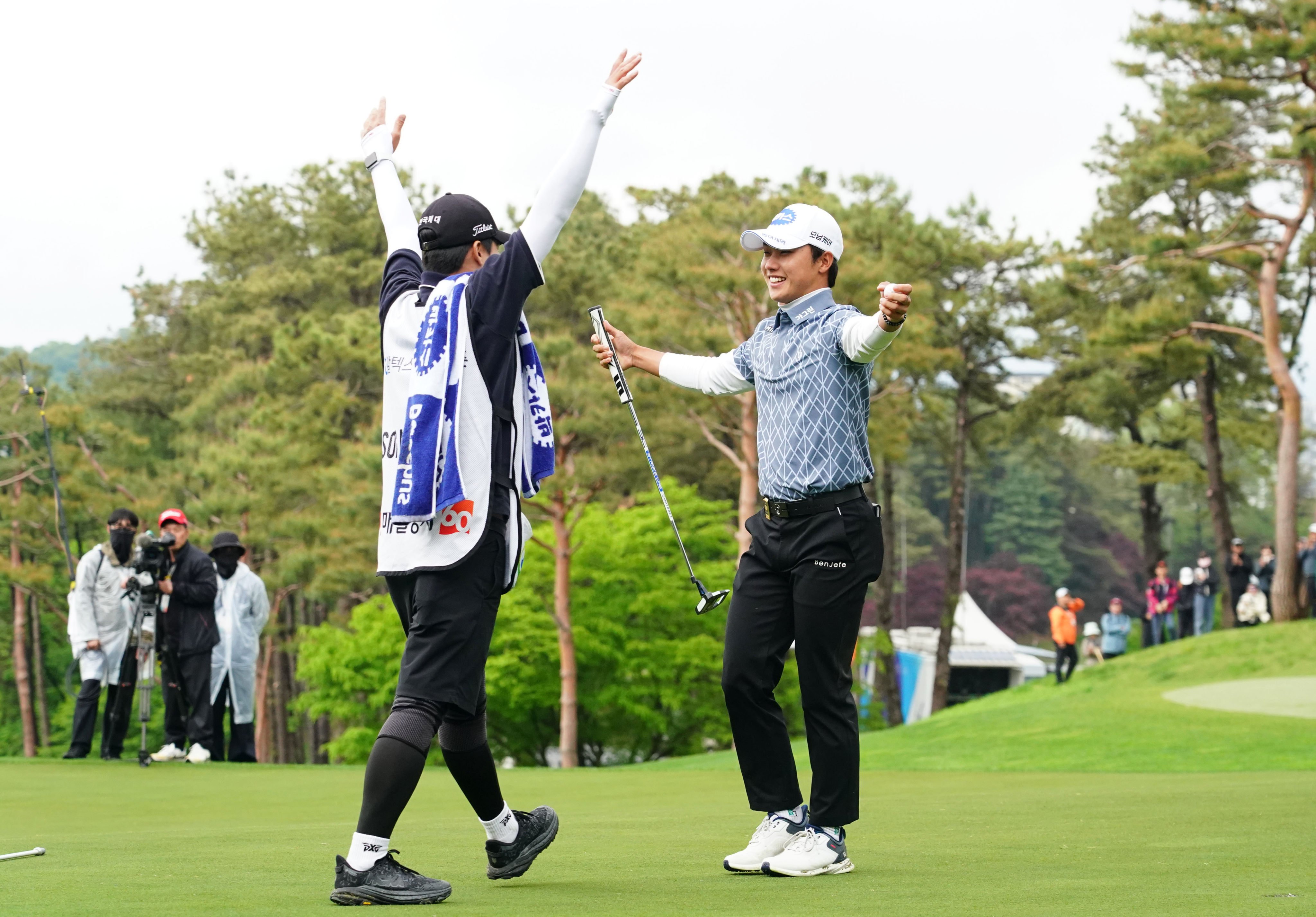 Song Min-hyuk and his caddie celebrate winning the GS Caltex Maekyung Open. Photo: KGA
