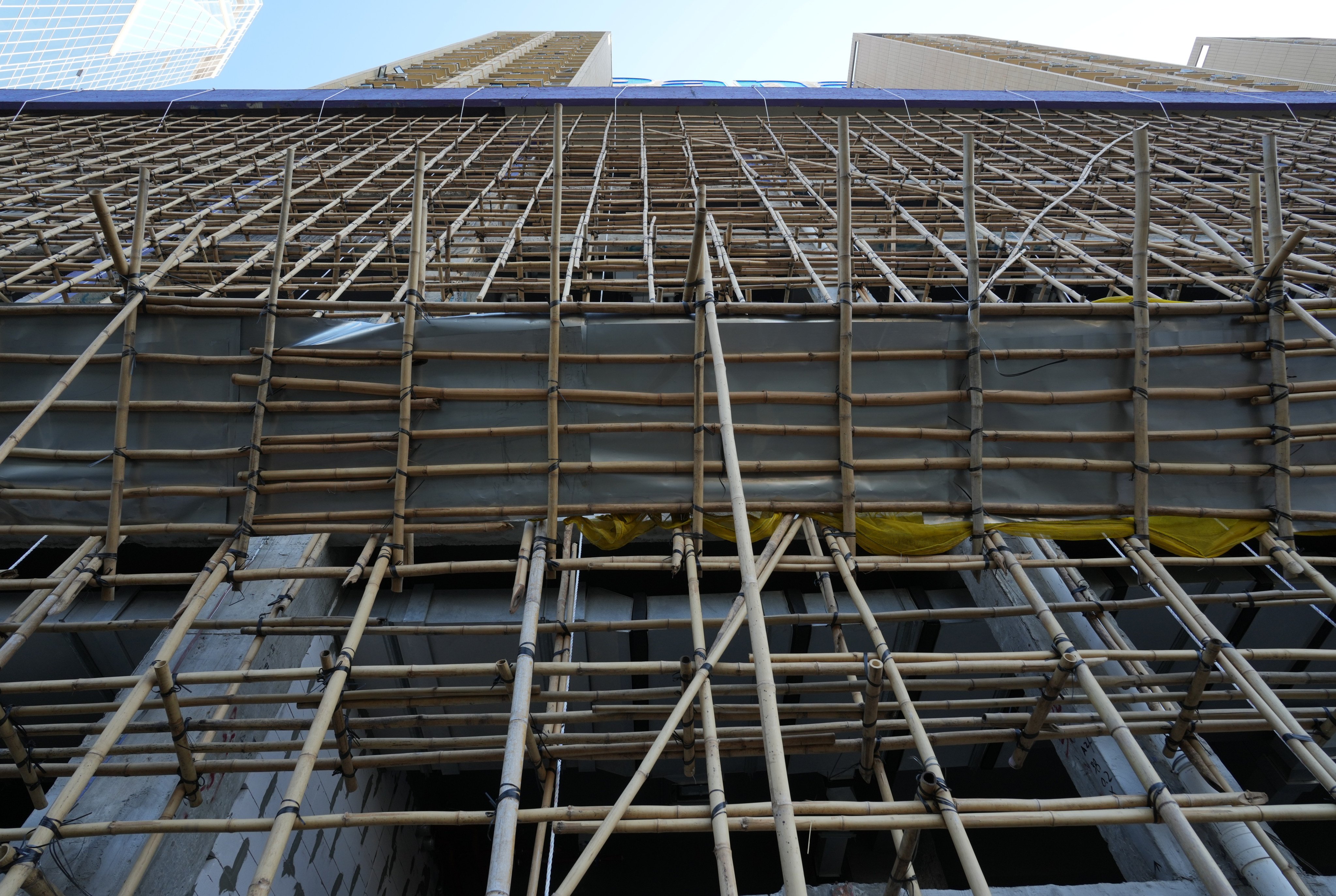 Police have warned it is becoming a trend for burglars to enter flats at buildings undergoing renovation to their exteriors through scaffolding. Photo: Sam Tsang