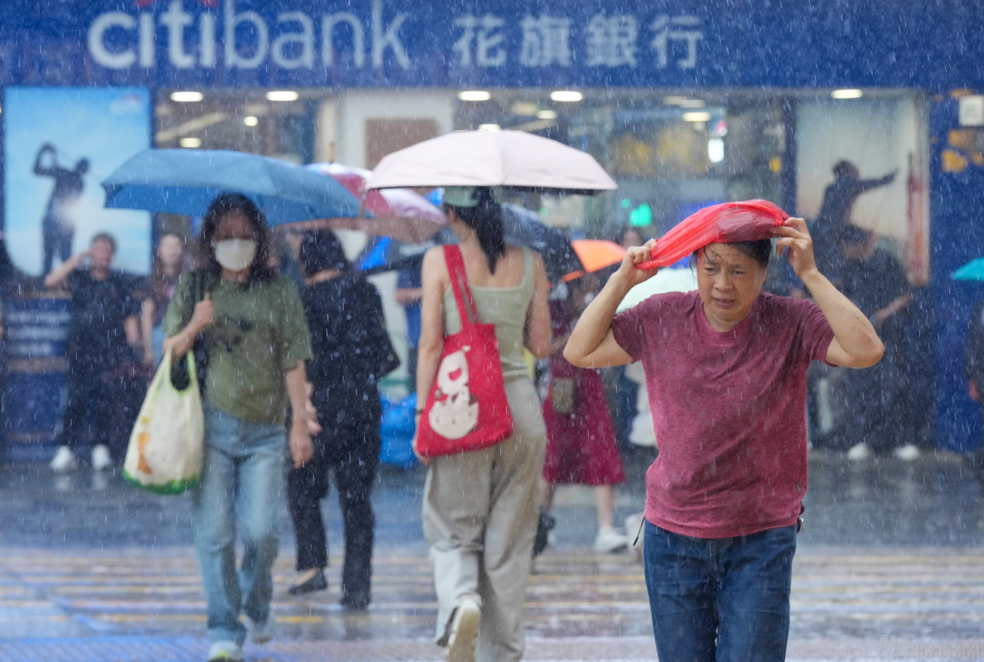 The amber signal was issued at 2.20pm, indicating heavy rain exceeding 30mm per hour had fallen or was expected to persist. Photo: Jelly Tse
