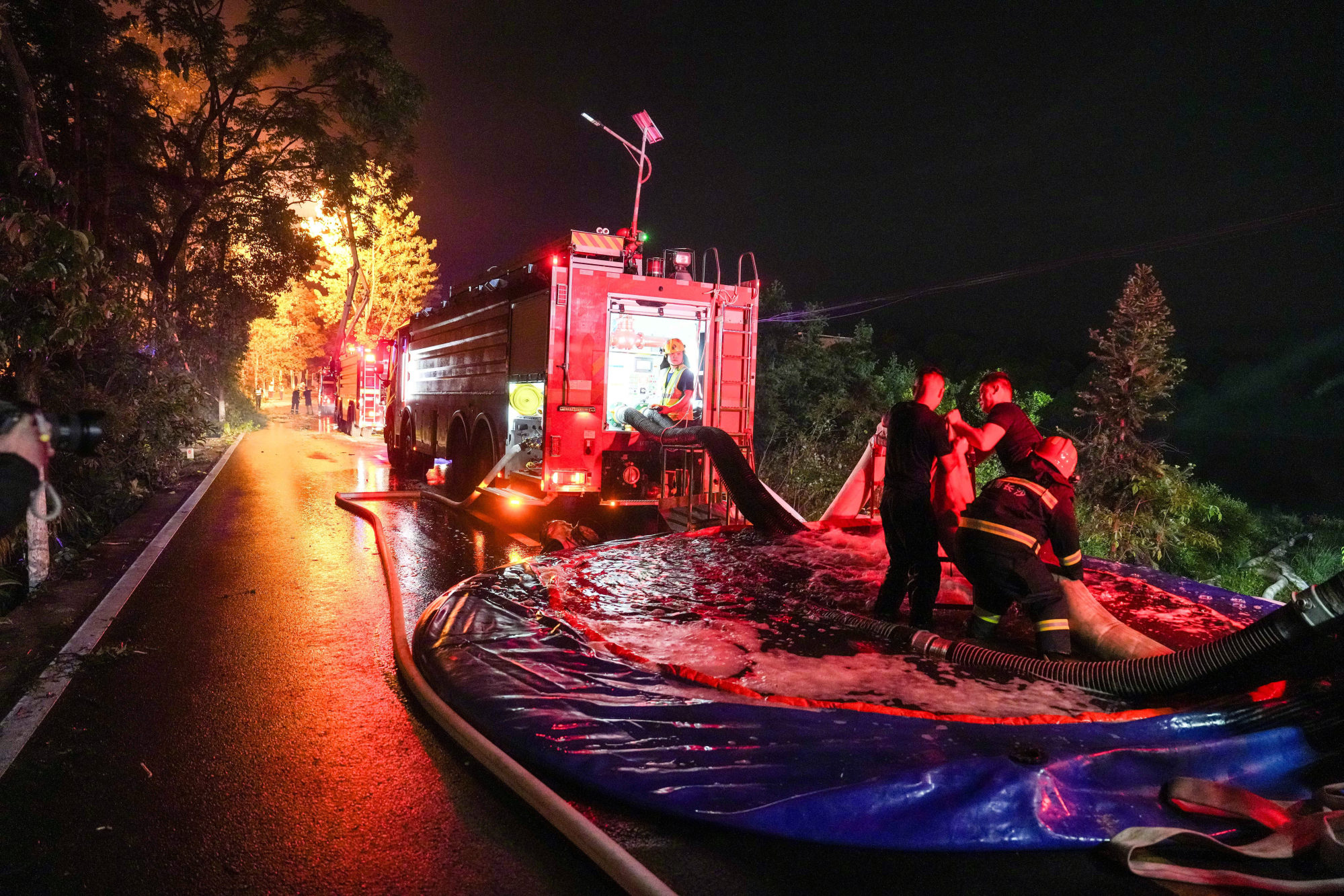 More than 400 local firefighters and other rescuers rushed to the scene of the fireworks factory explosion in Liuyang, Hunan province on Monday. Photo: Xinhua