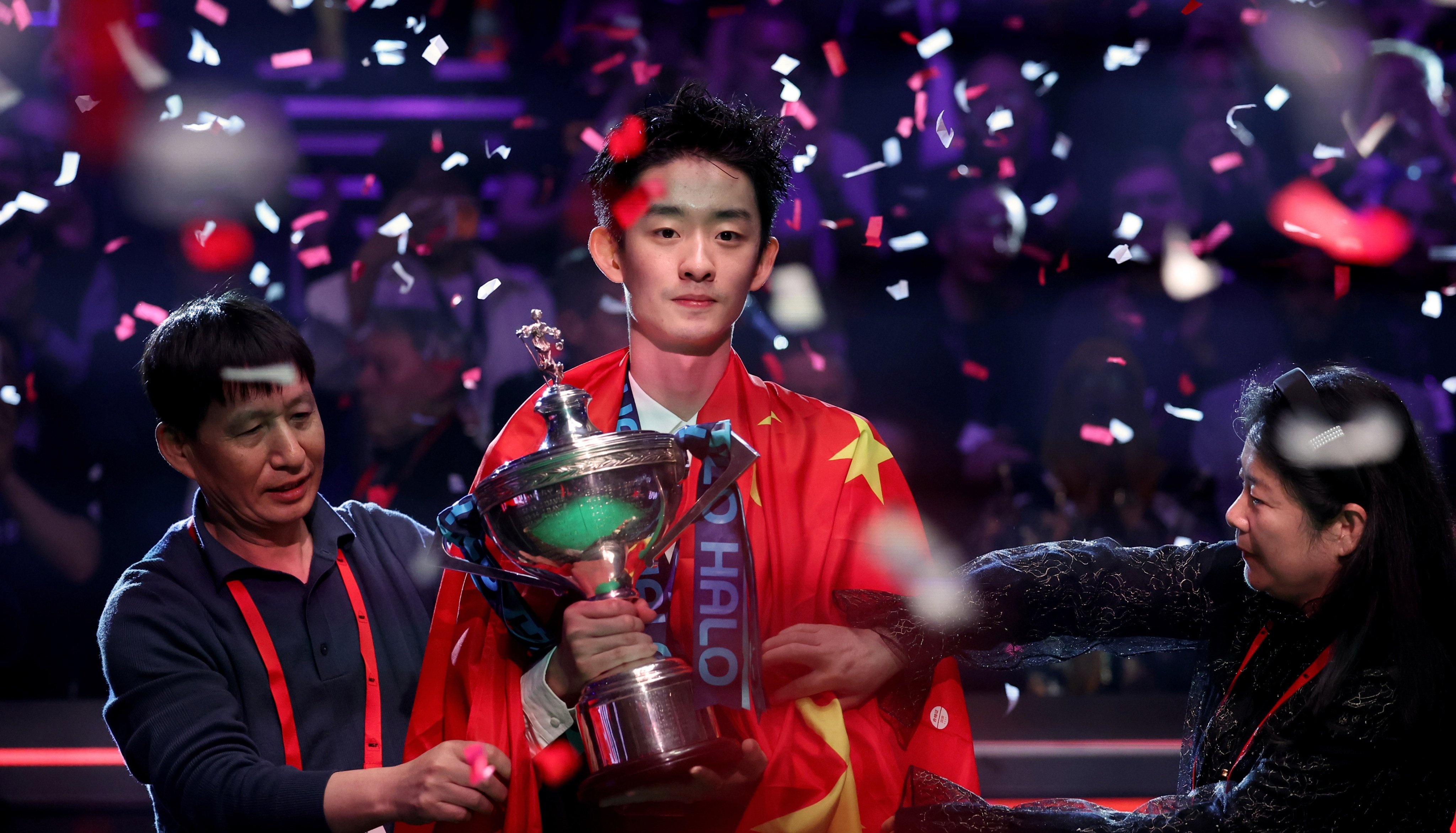 China’s Wu Yize with his parents after beating England’s Shaun Murphy to win the World Snooker Championship in Sheffield on Monday. Photo: Xinhua