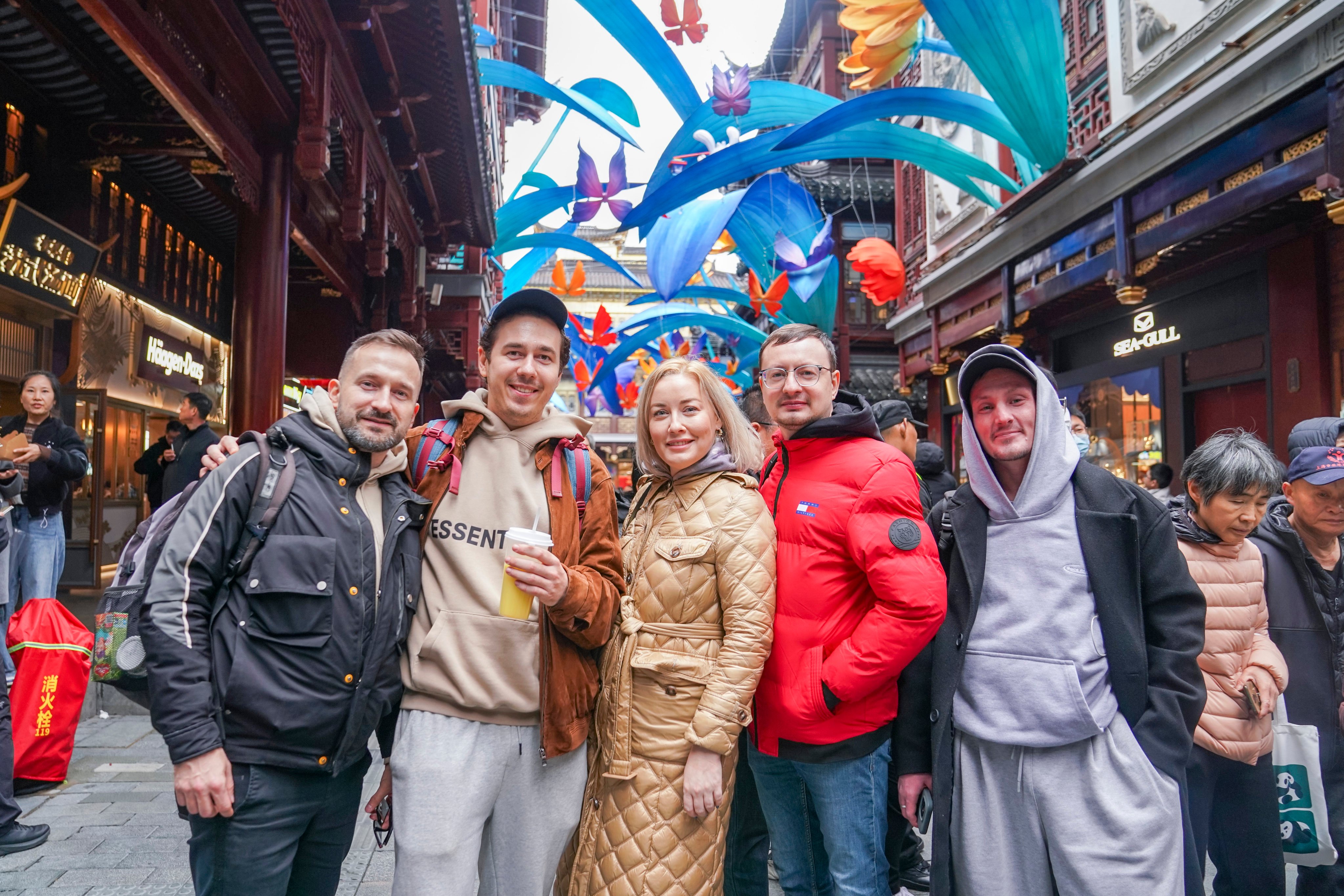 Tourists from Belarus and Russia pose for photos at Yuyuan Garden in central Shanghai. Photo: Xinhua