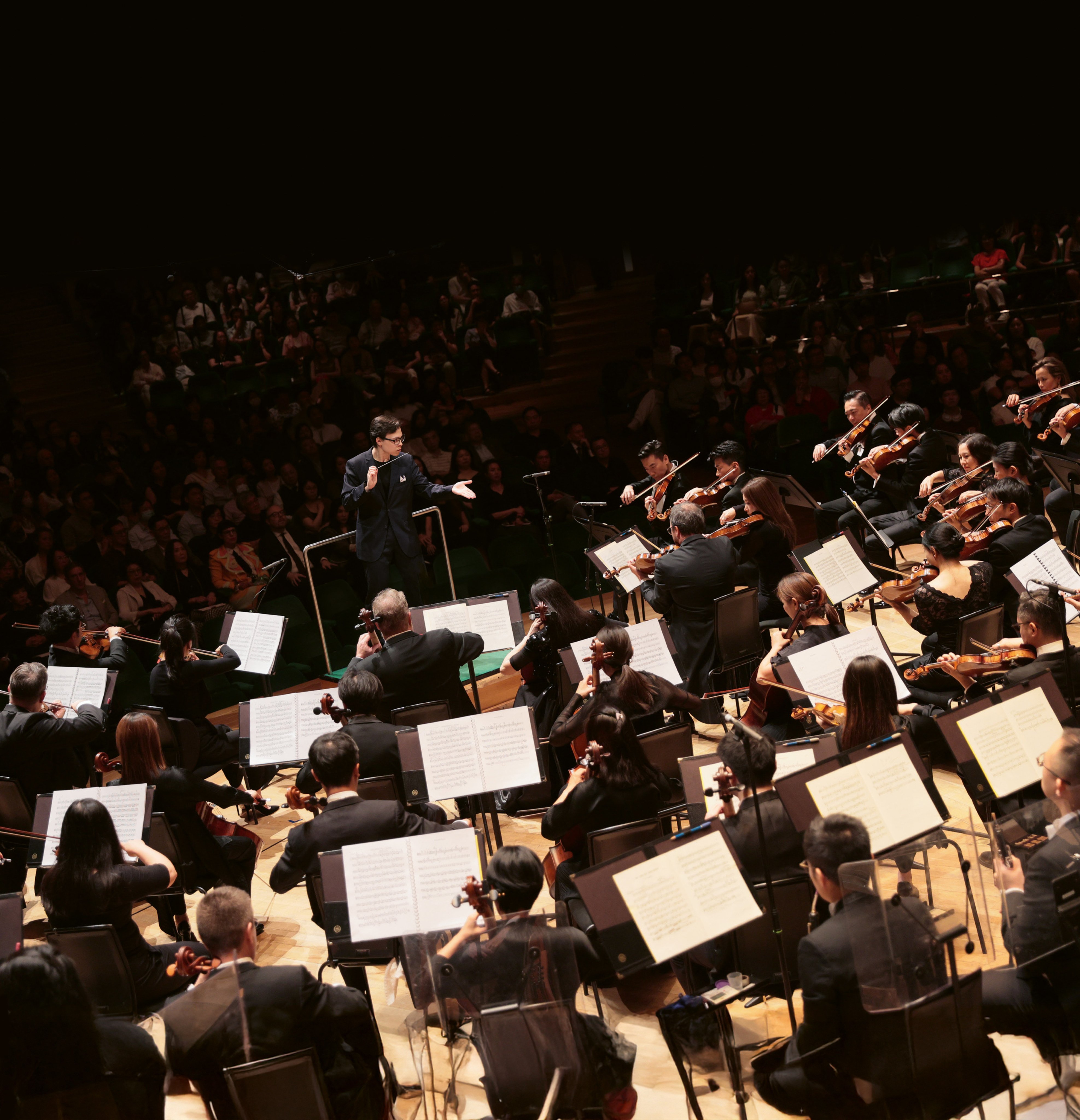 Tarmo Peltokoski conducts the Hong Kong Philharmonic Orchestra. The orchestra’s Deutsche Grammophon recording of Henk de Vlieger’s Wagner: The Ring – An Orchestral Adventure compresses Wagner’s Ring cycle from 16 hours to just over an hour. Photo: courtesy of Universal Music Group