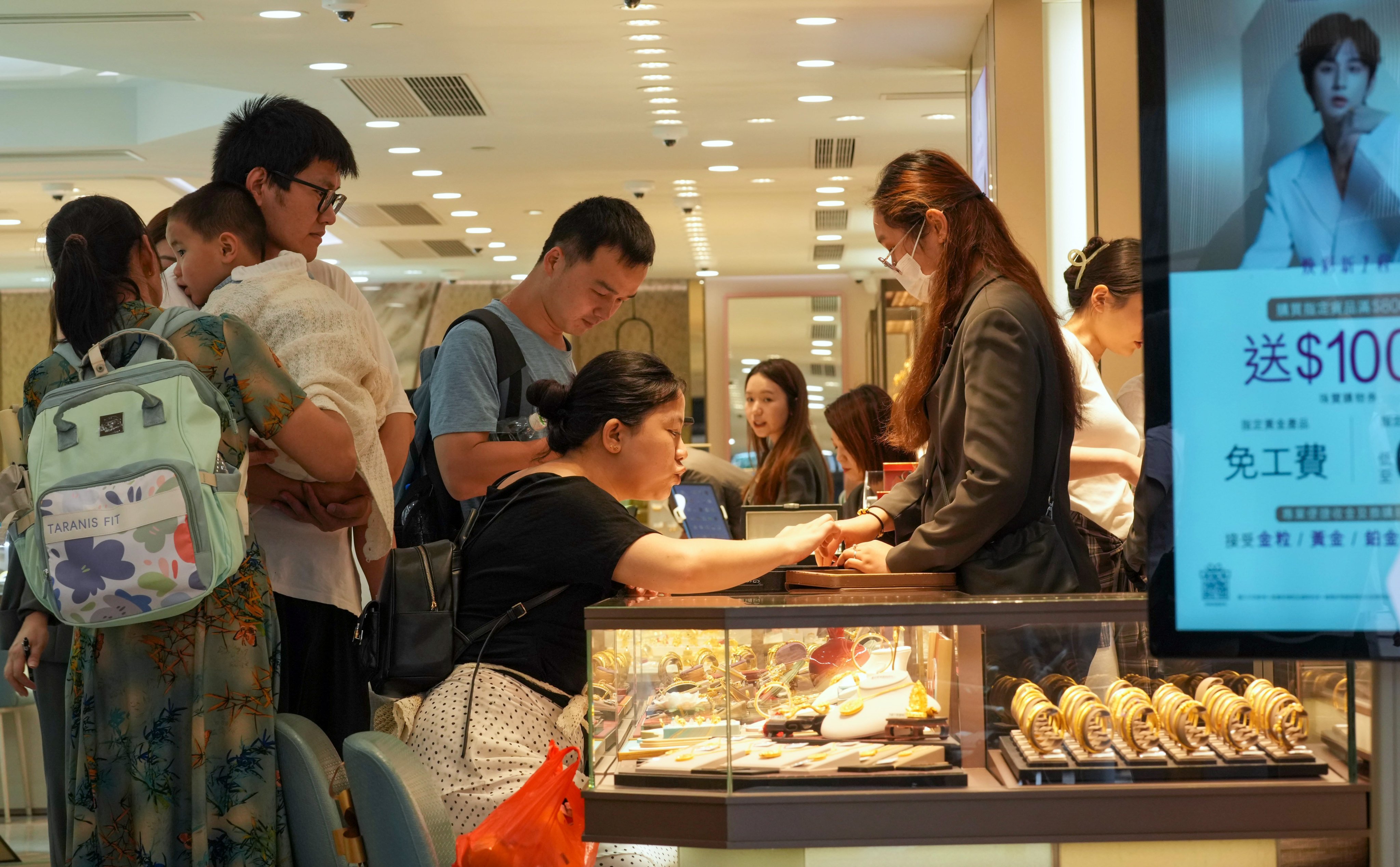 Shoppers at a jewellery shop on Canton Road in Tsim Sha Tsui on the first day of mainland China’s “golden week” Labour Day holiday. Photo: Jelly Tse