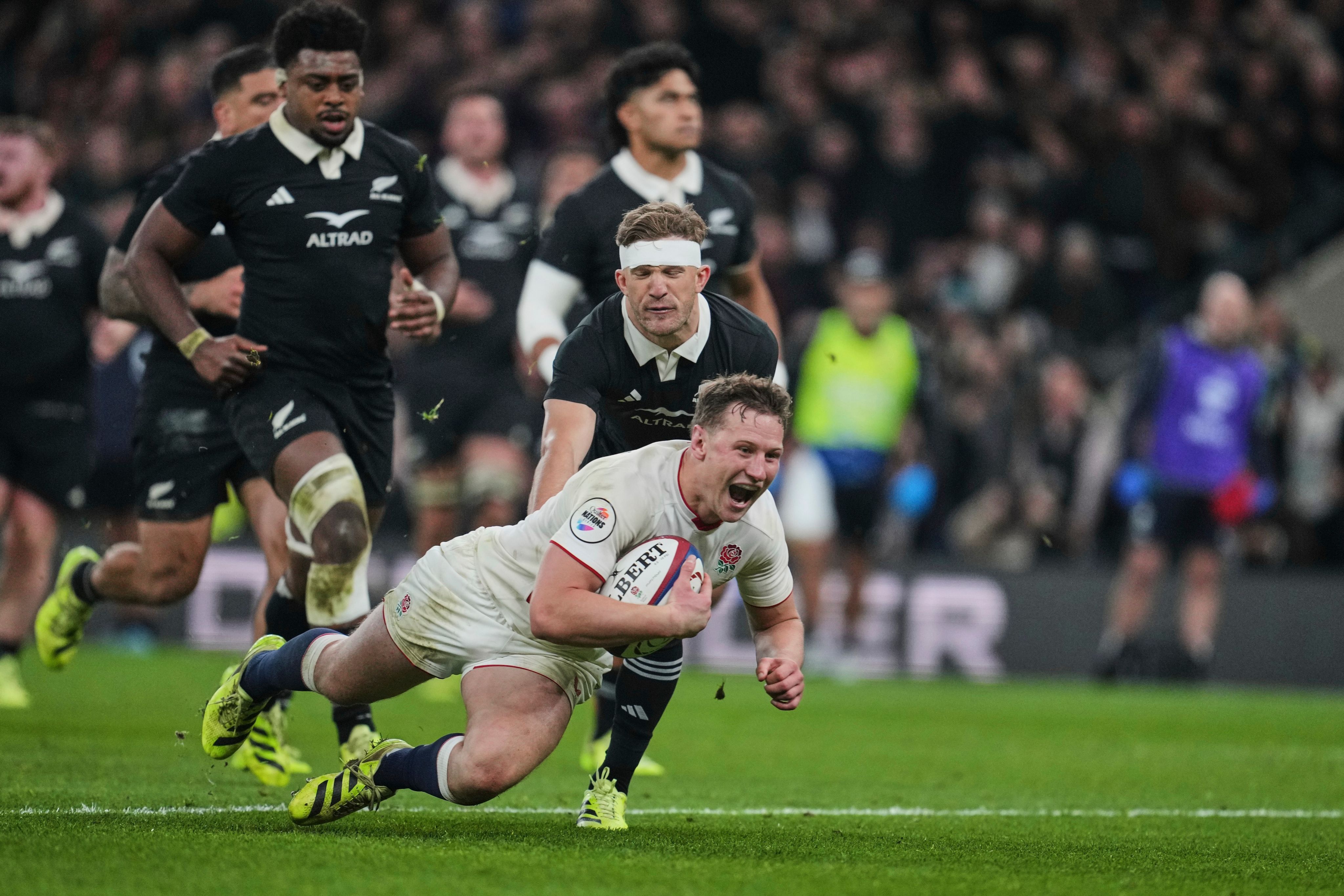 Fraser Dingwall crosses for England in a defeat for New Zealand last November that would prove Scott Robertson’s penultimate match in charge. Photo: AP
