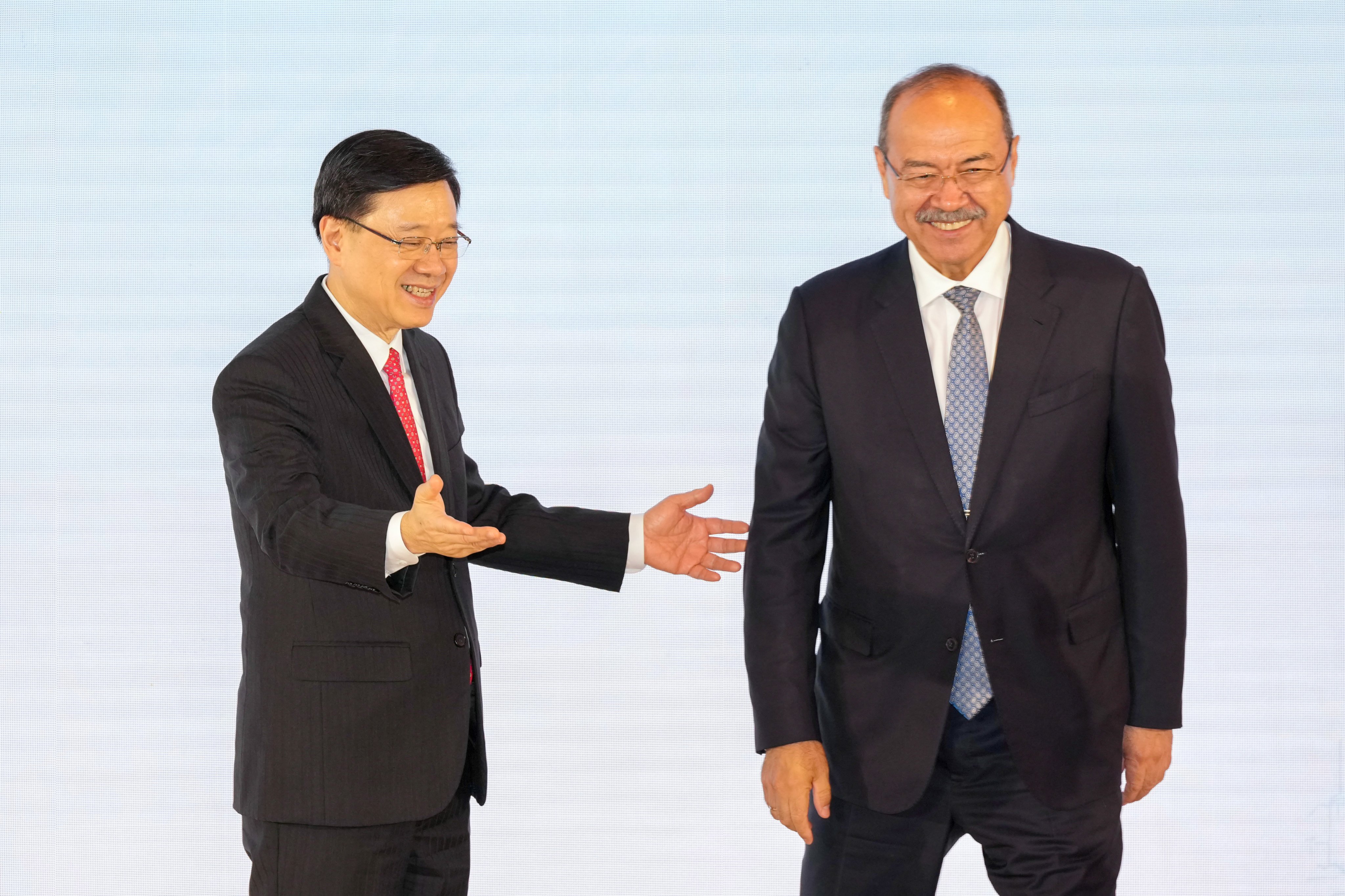 Chief Executive John Lee and Uzbekistan Prime Minister Abdulla Nigmatovich Aripov met to discuss bilateral trade and economic cooperation. Photo: Karma Lo