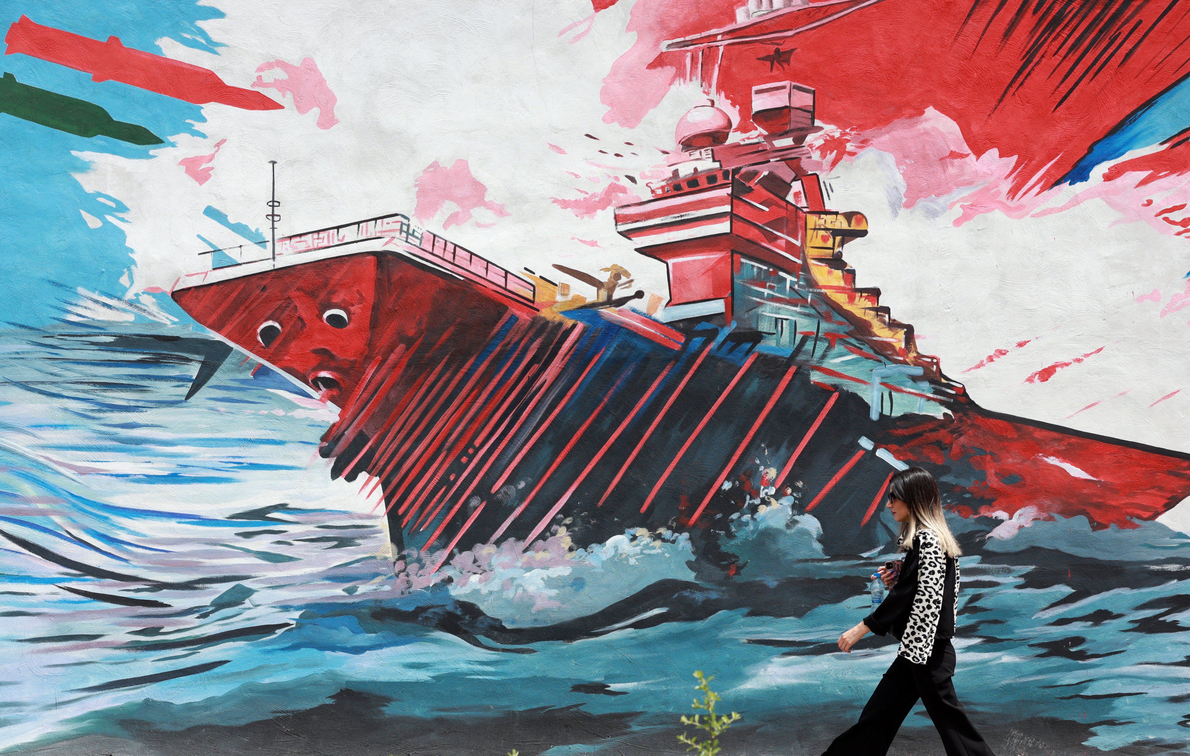 An Iranian walks next to an anti-US mural in a street in Tehran, Iran, on May 4. Photo: EPA