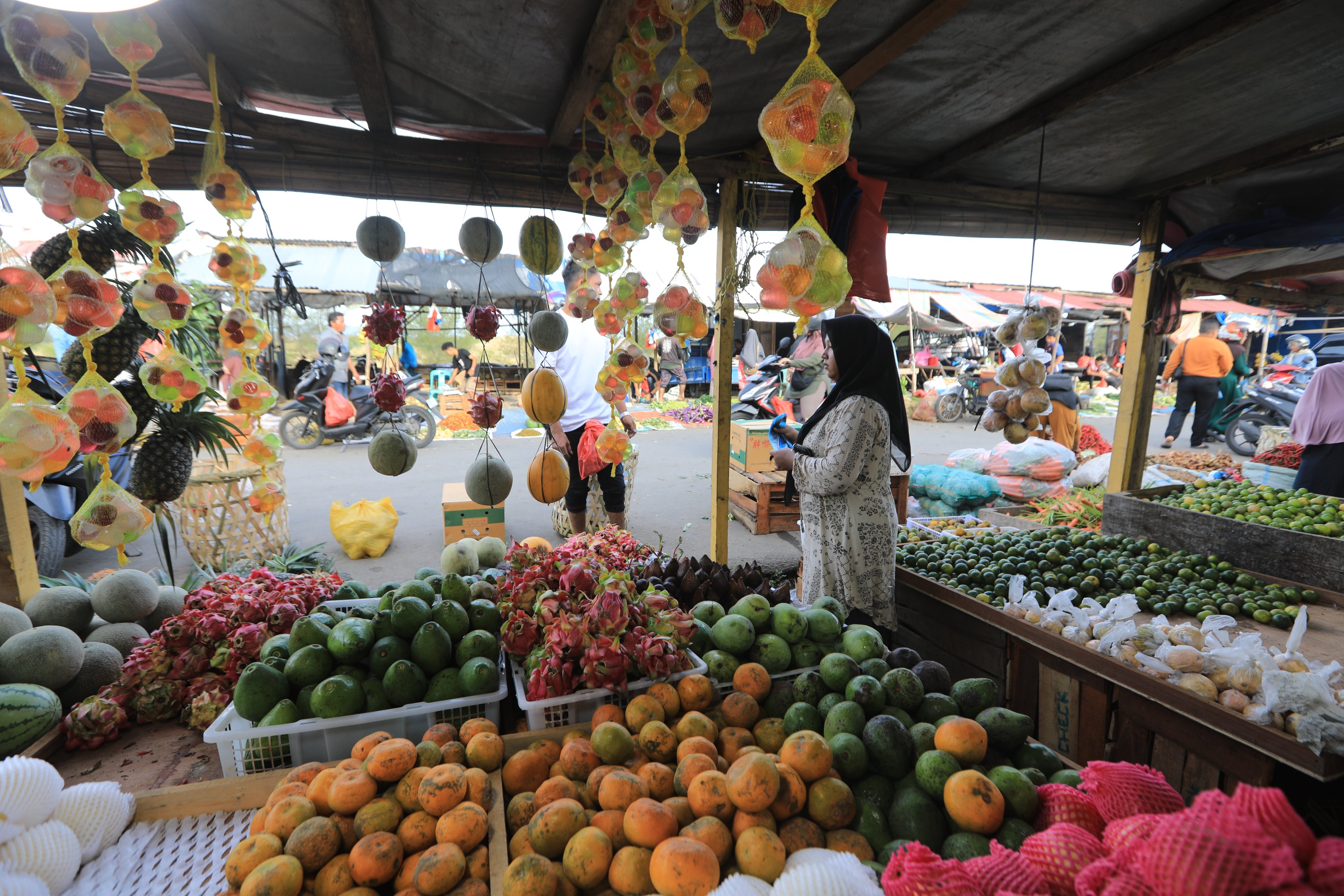 Buyers and sellers at the Al Mahira traditional market in Banda Aceh, Indonesia, on Monday. Increased spending during Ramadan and Eid ul-Fitr-related travel boosted first-quarter growth, officials say. Photo: EPA