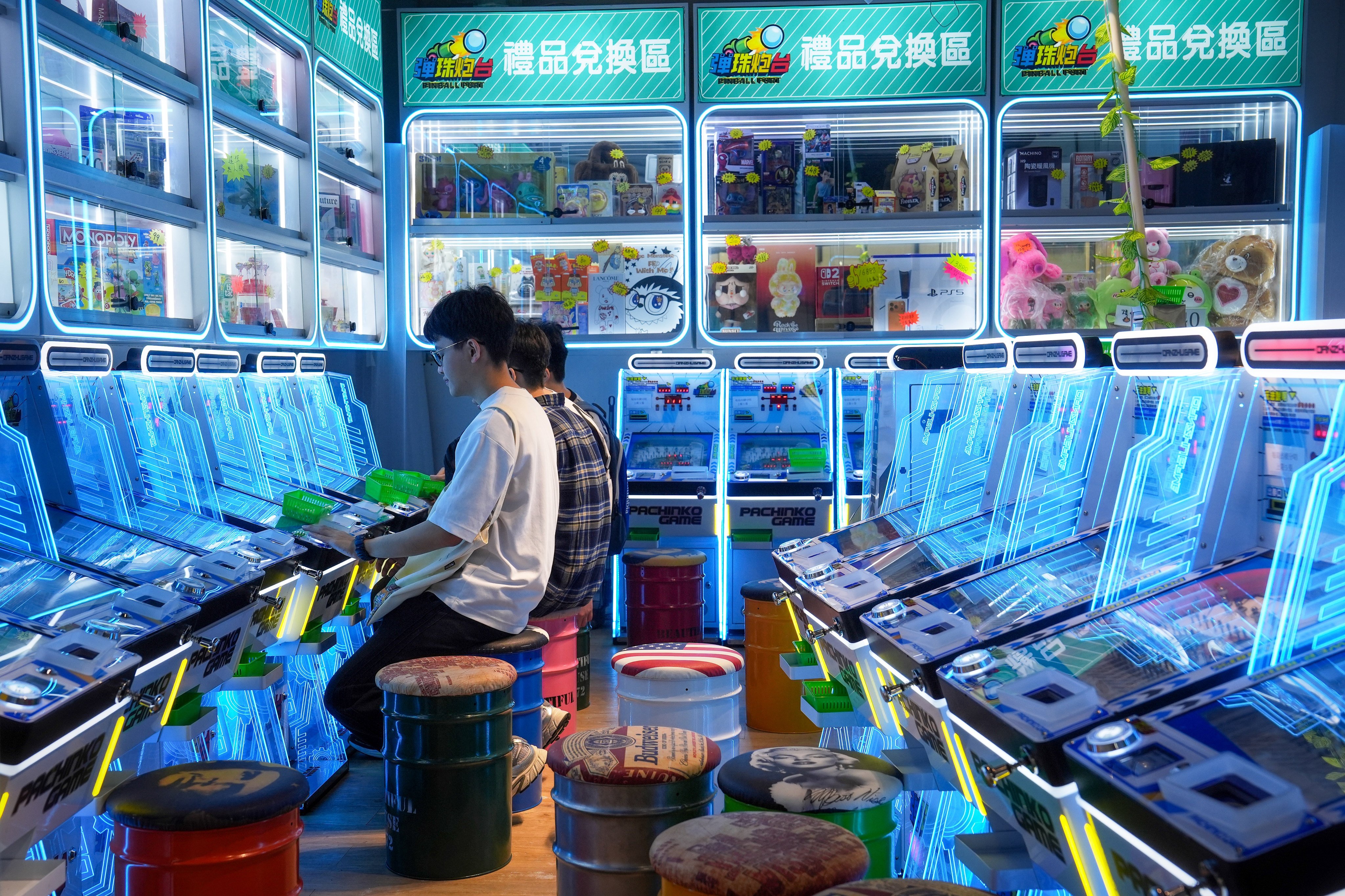 Youngsters play at a pinball arcade in Sham Shui Po. Photo: Elson Li