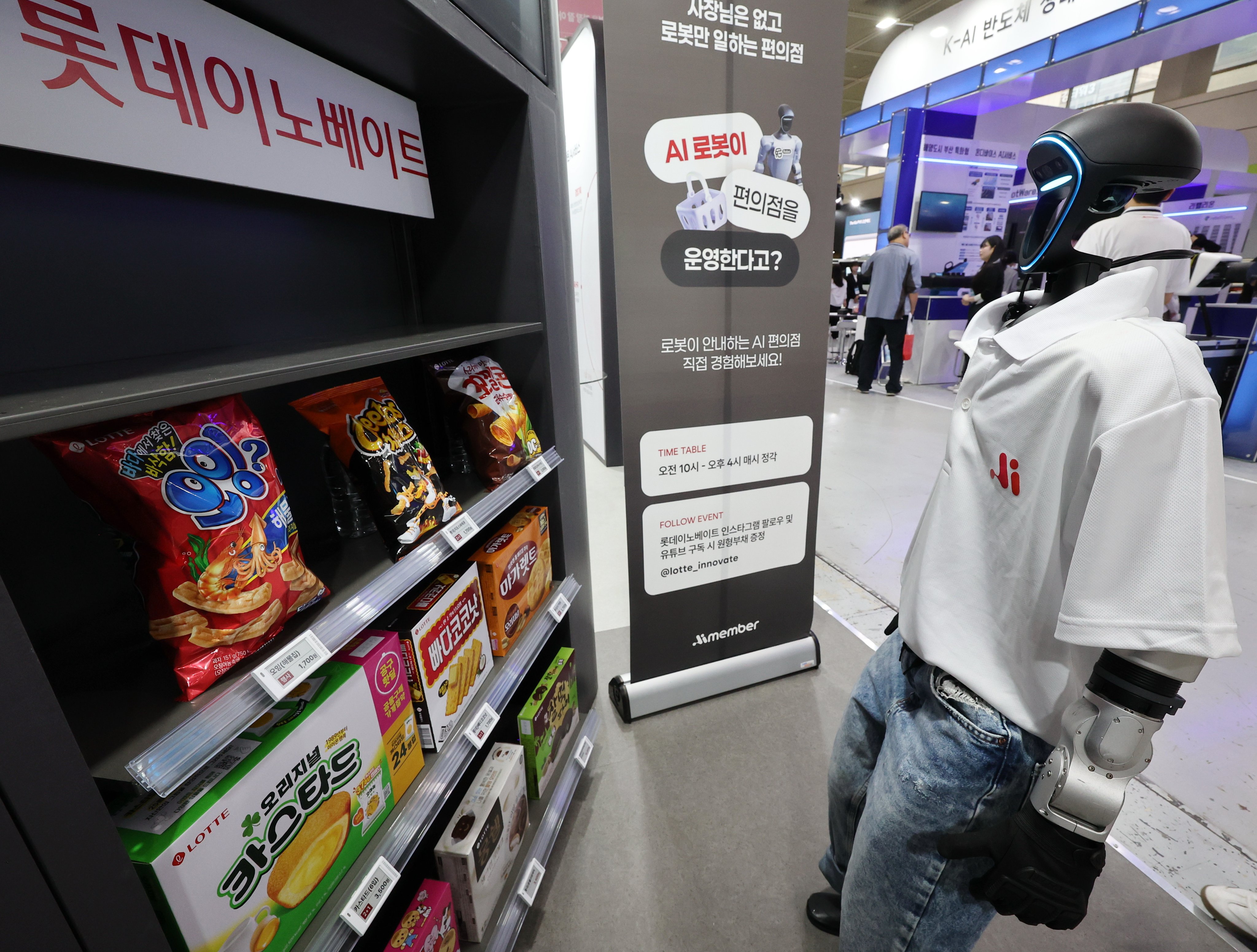 An artificial intelligence-powered robot works at a “convenience store” during the 2026 World IT Show in Seoul. Photo: EPA