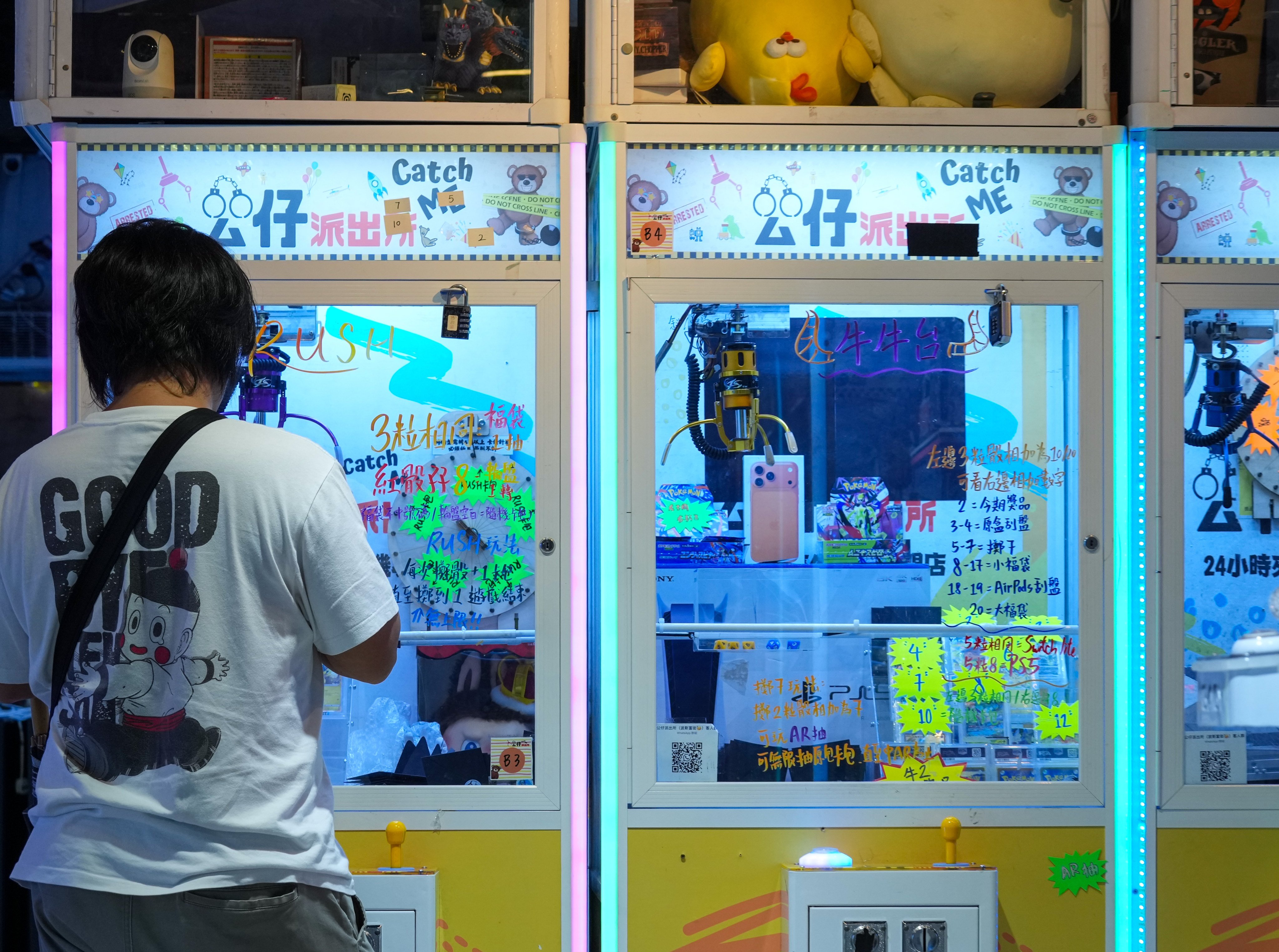A person tries their luck at a claw machine in Causeway Bay on May 4. Photo: Jelly Tse