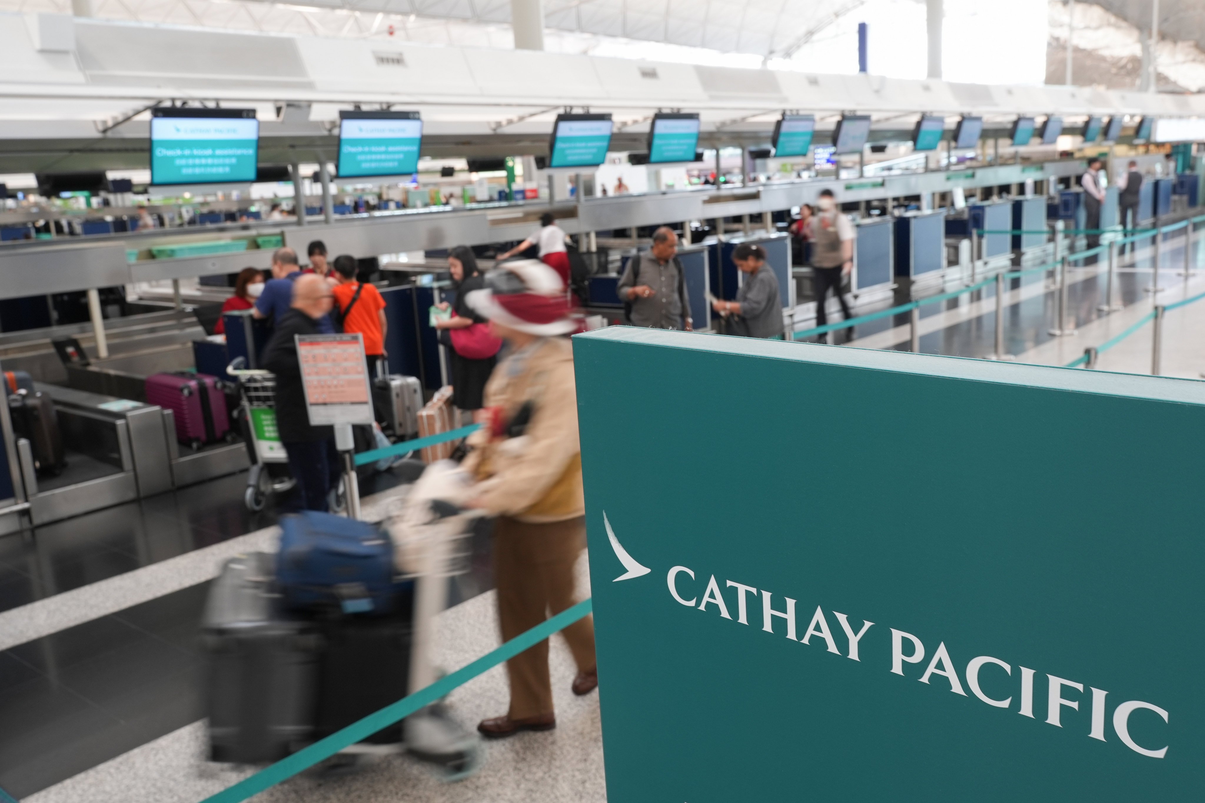 For long-haul flights, the surcharge will fall from HK$1,560 to HK$1,362 per leg of the trip, Cathay Pacific says. Photo: Eugene Lee