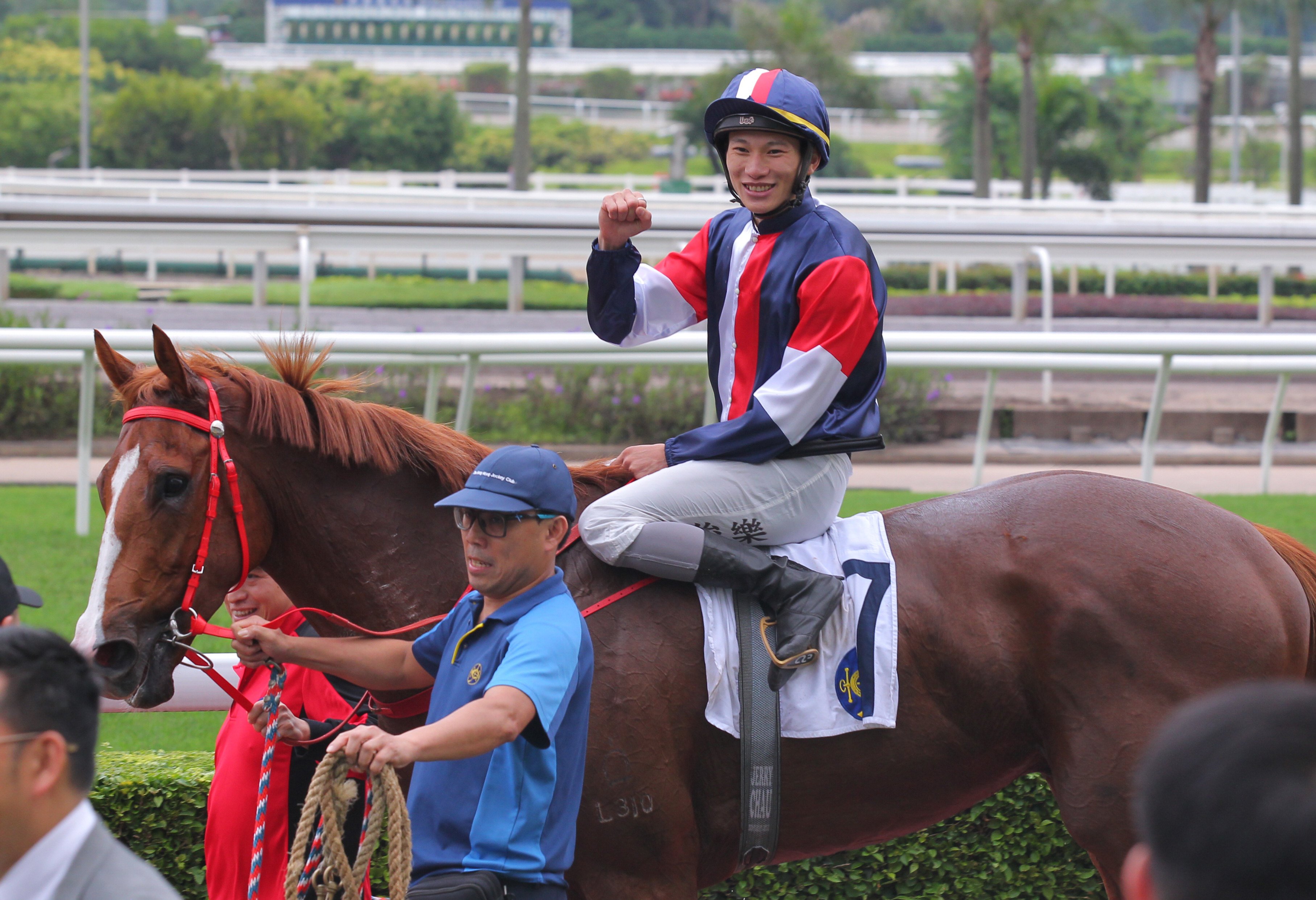 Jerry Chau pumps his fist in celebration after winning on Effortless Win. Photos: Kenneth Chan