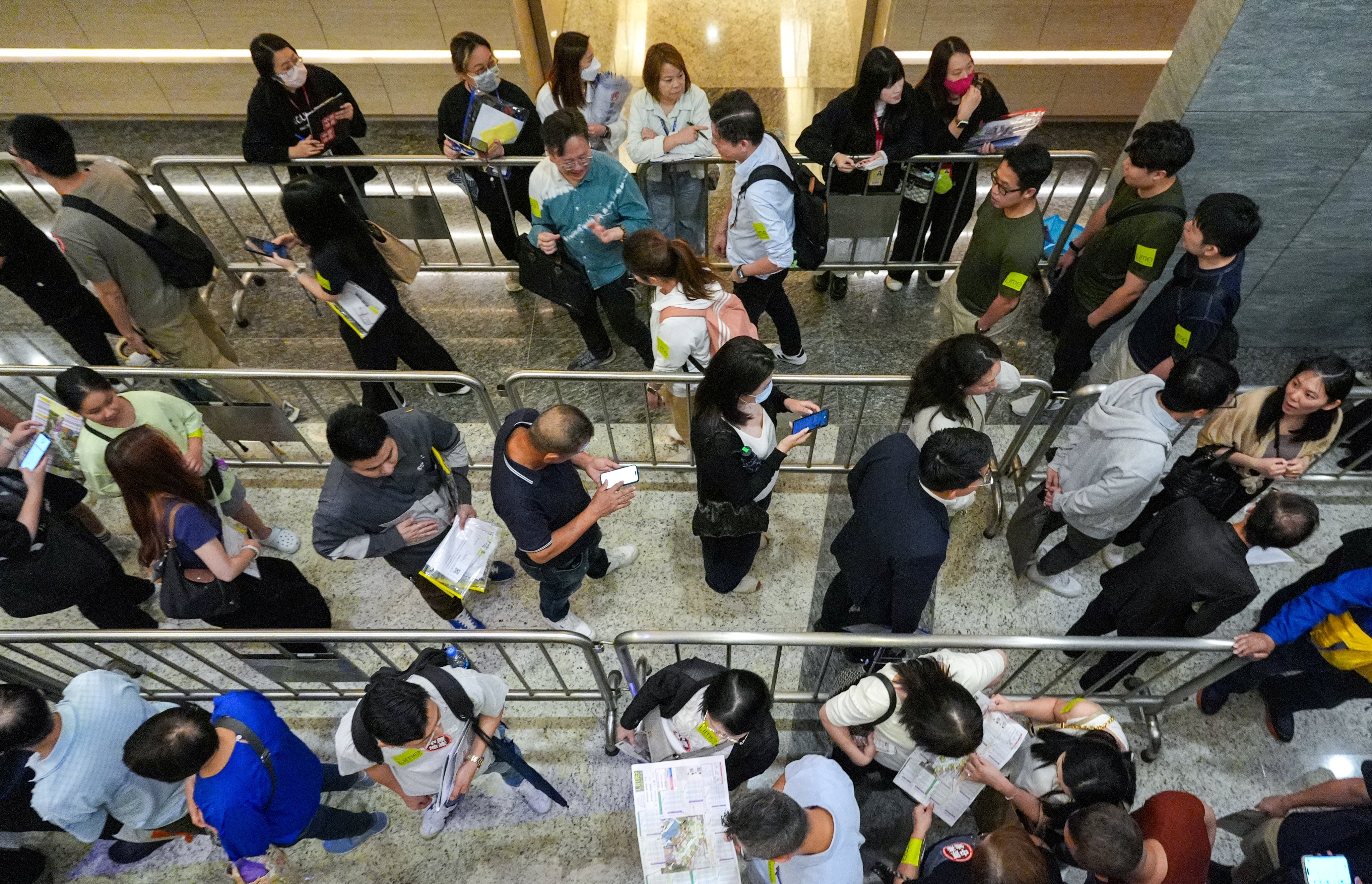 The long queue of buyers at International Commerce Centre in Kowloon on Saturday for flats at Sun Hung Kai Properties’ Lime Spark project in Tsuen Wan. Photo: Eugene Lee