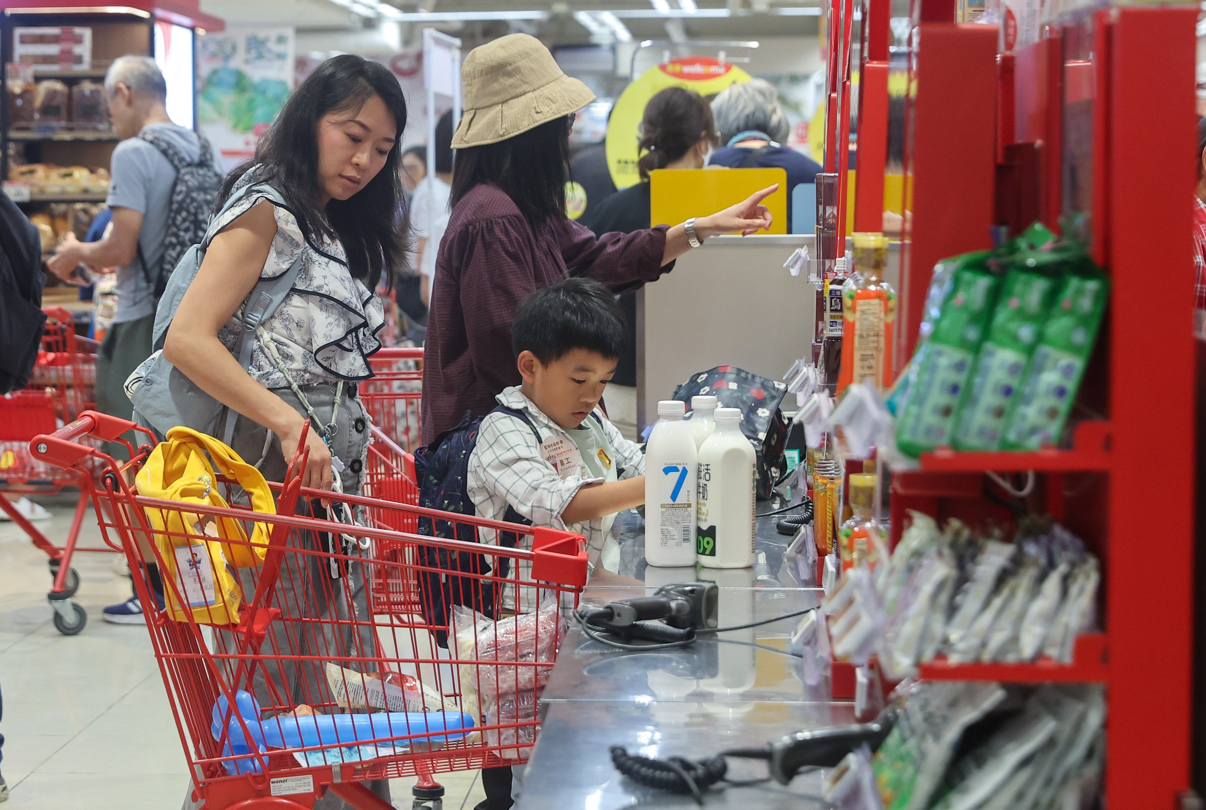 Crowds of customers at a Wellcome store in Causeway Bay on Saturday. Photo: Edmond So