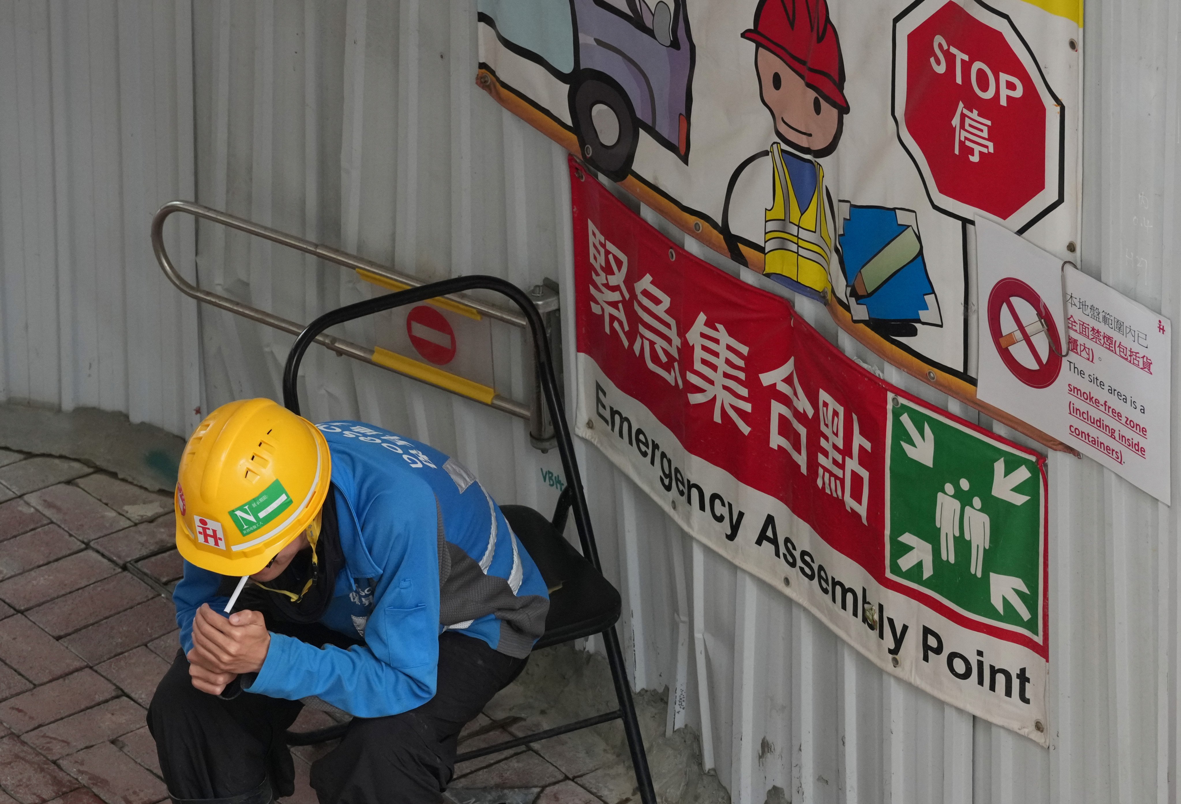 Currently, smoking in an outdoor area of a construction site is only illegal if it occurs near flammable materials. Photo: Jelly Tse