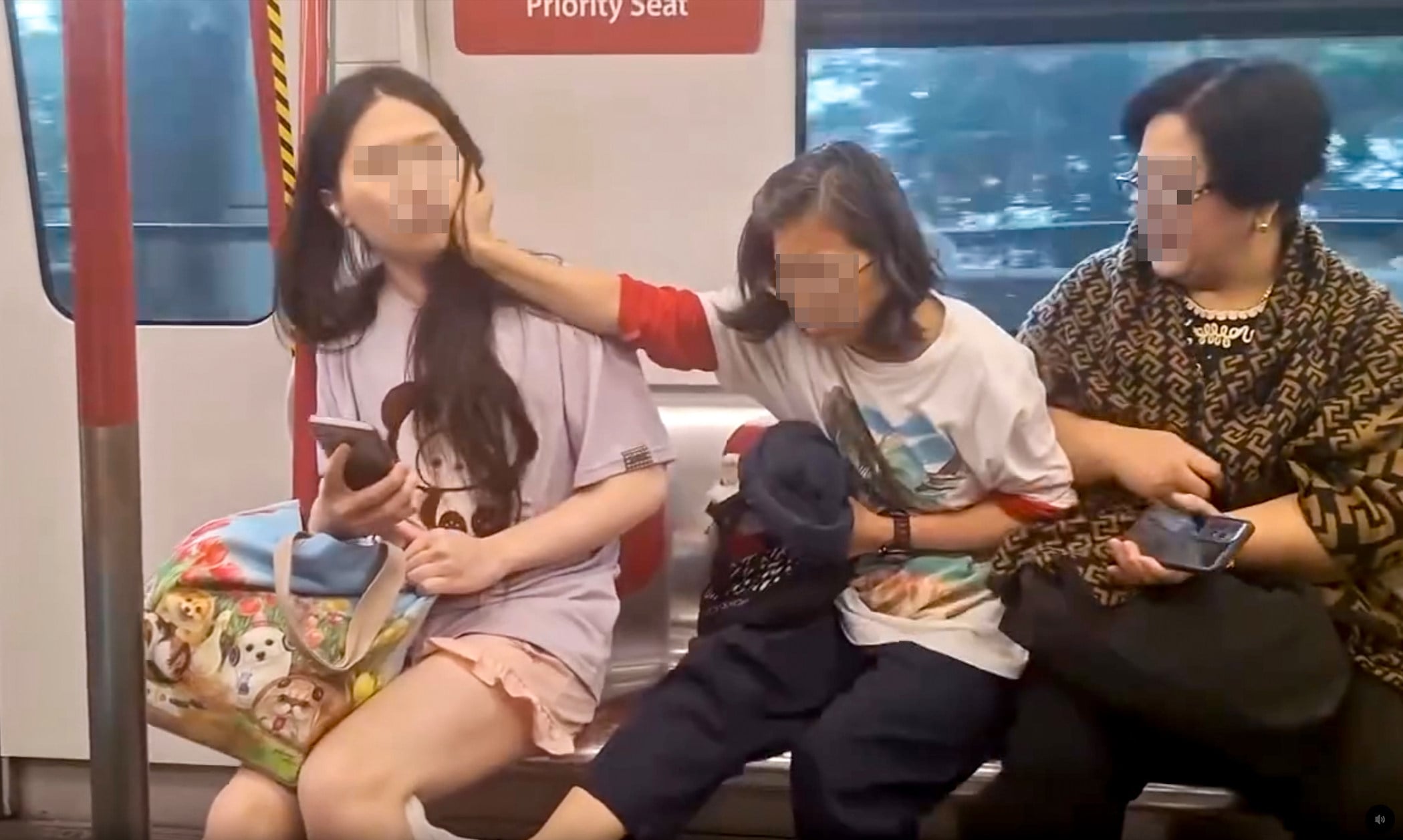 In a clip posted on the social media platform Threads, the elderly woman is seen forcefully trying to remove the younger woman beside her.  Photo: Thread / health103hk