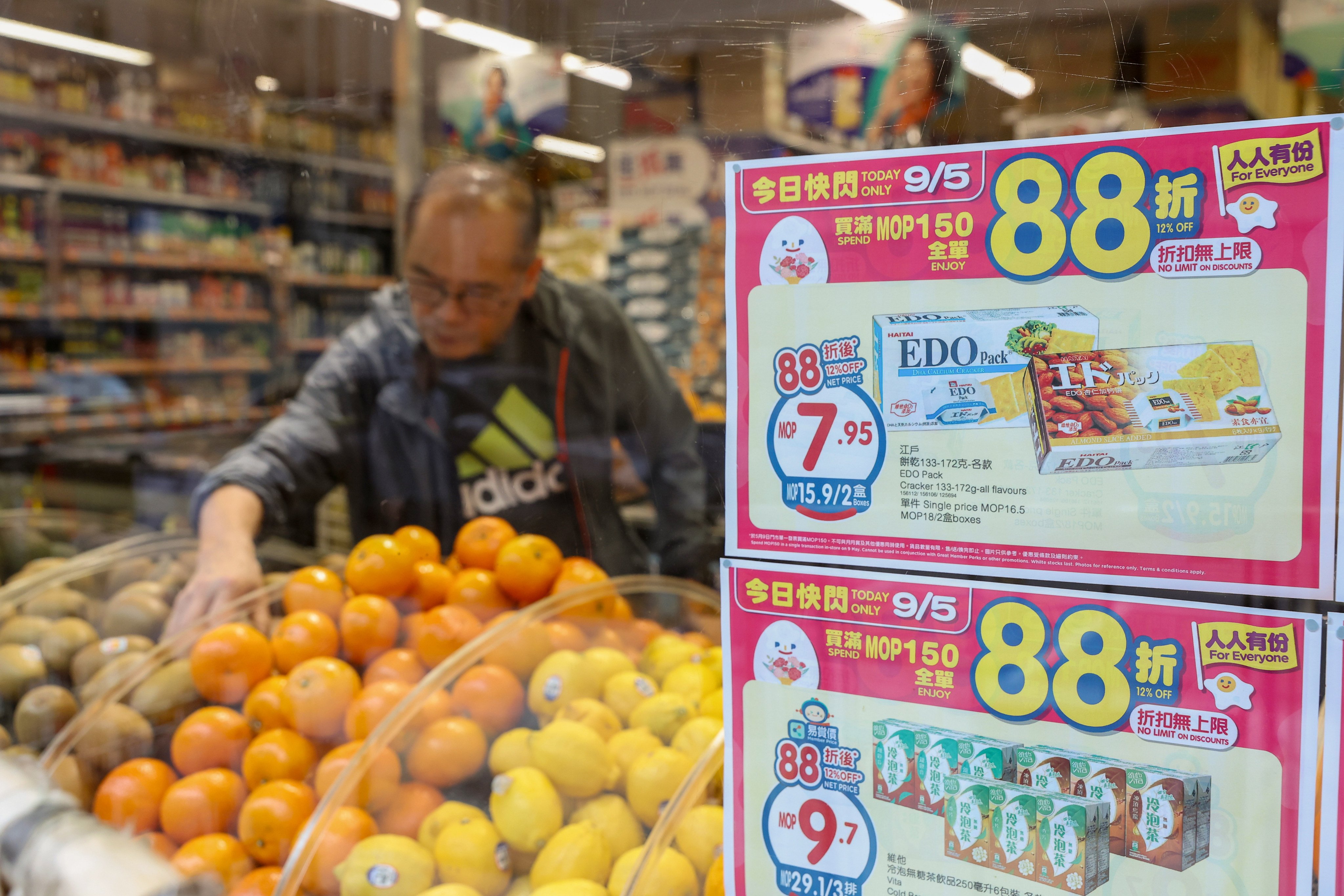 A customer at ParknShop’s store in Tai Hang. Photo: Edmond So