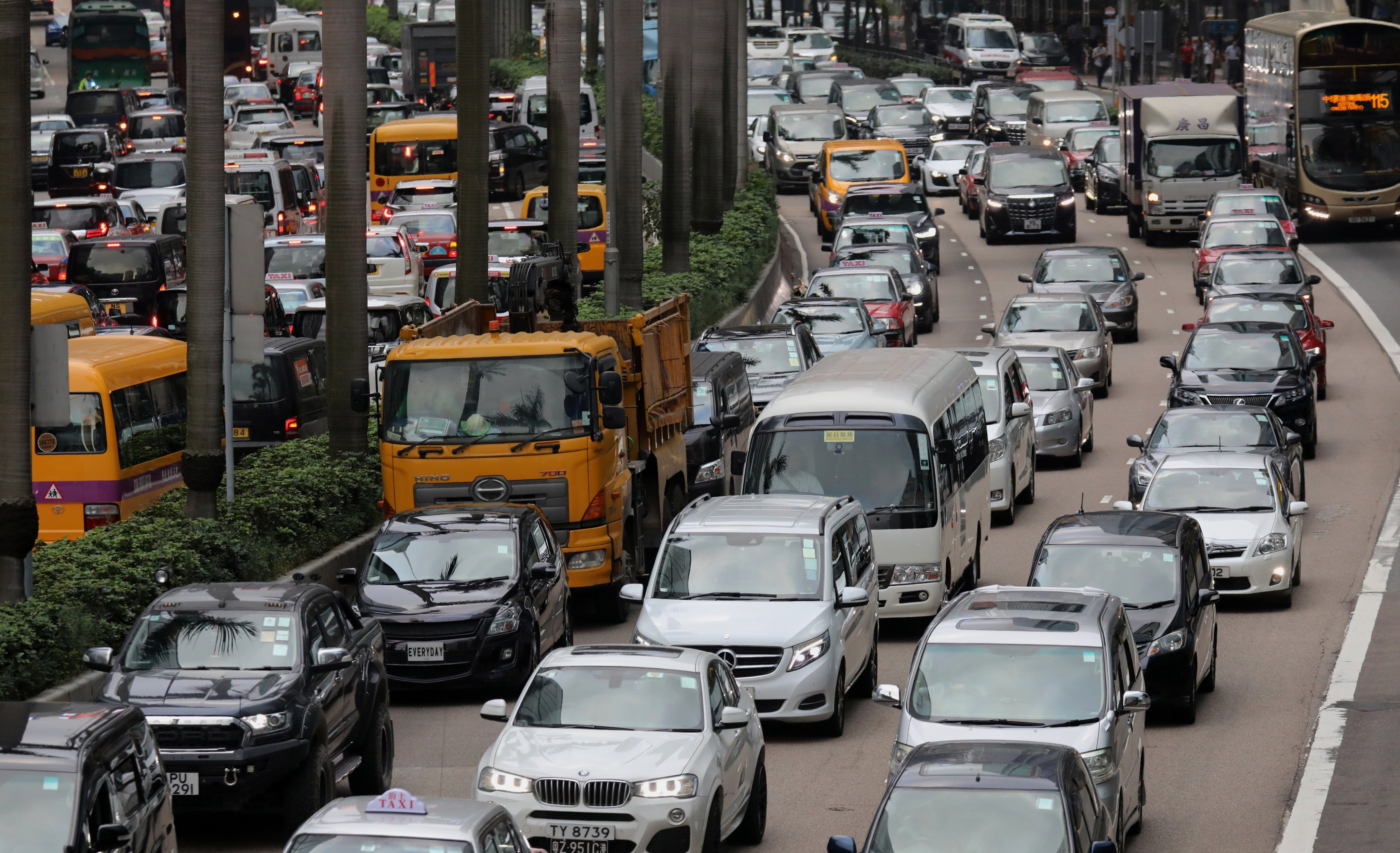 scmp.com - Matthew Cheng - Calls for 20,500 ride-hailing permits to keep 15,000 cars on roads daily