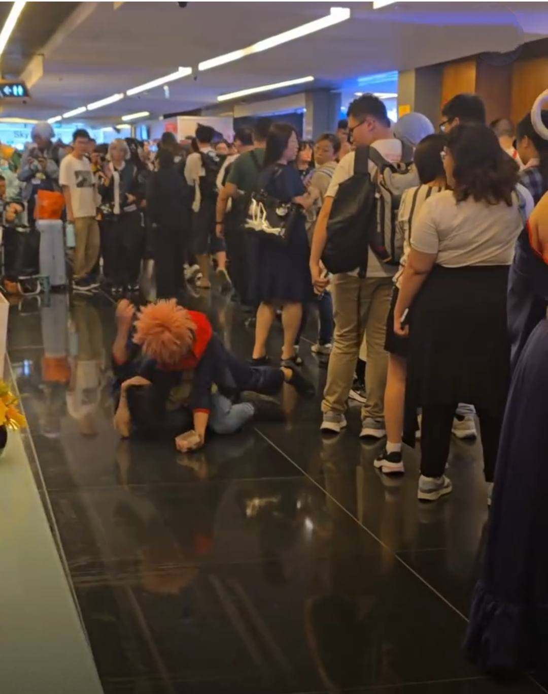 Amos Yee is seen crouching on the ground as he is elbowed in this screengrab on Saturday. Photo: Facebook/Currypotato Curry