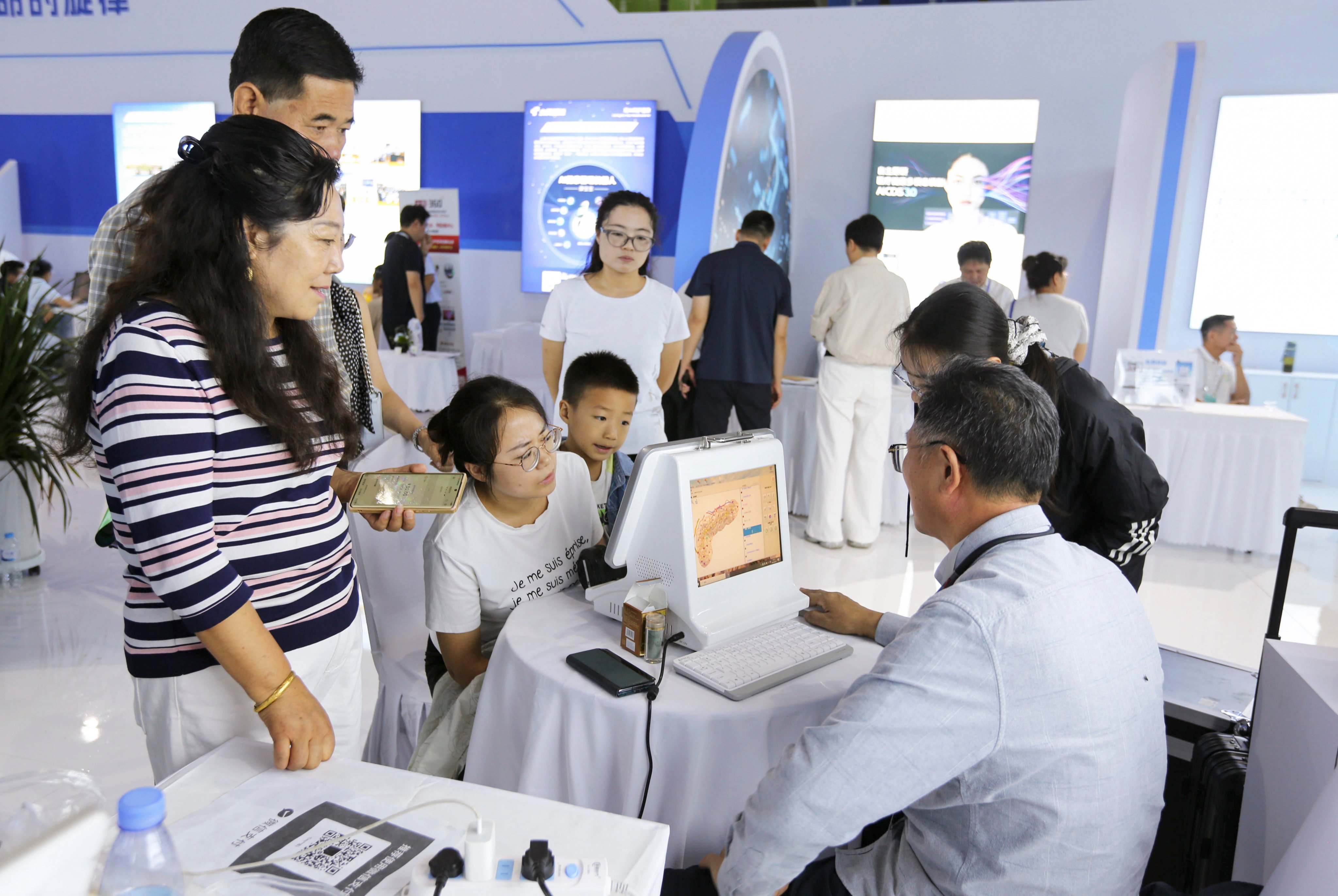 Visitors experience AI-powered traditional Chinese medicine healthcare during the 6th China (Gansu) TCM Industry Expo in northwest China. China and Hong Kong have ranked third on a global AI life sciences index. Photo: Xinhua