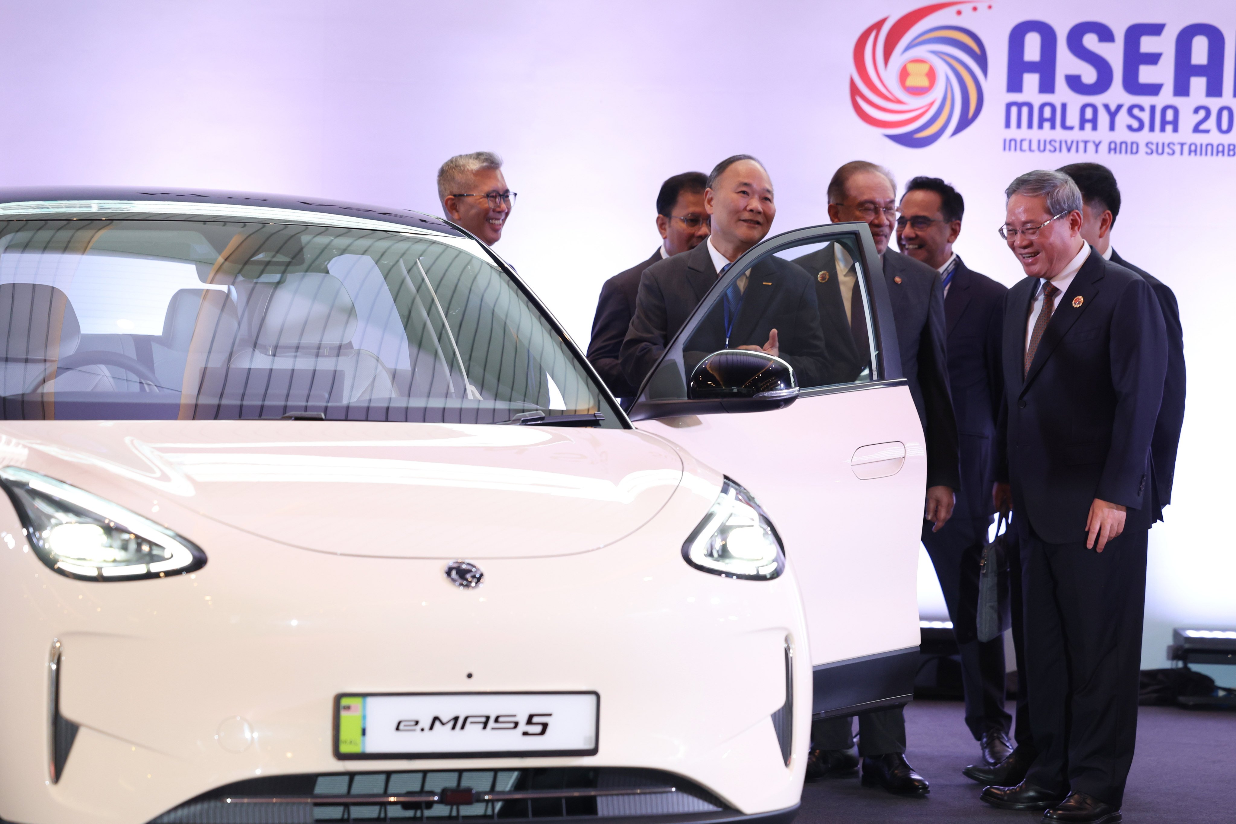 Malaysian Prime Minister Anwar Ibrahim (centre) and Chinese Premier Li Qiang (right) inspects a Proton car, in which China’s Zhejiang Geely Holding Group holds a 49.9 per cent stake, at last year’s Asean summit. Photo: AP