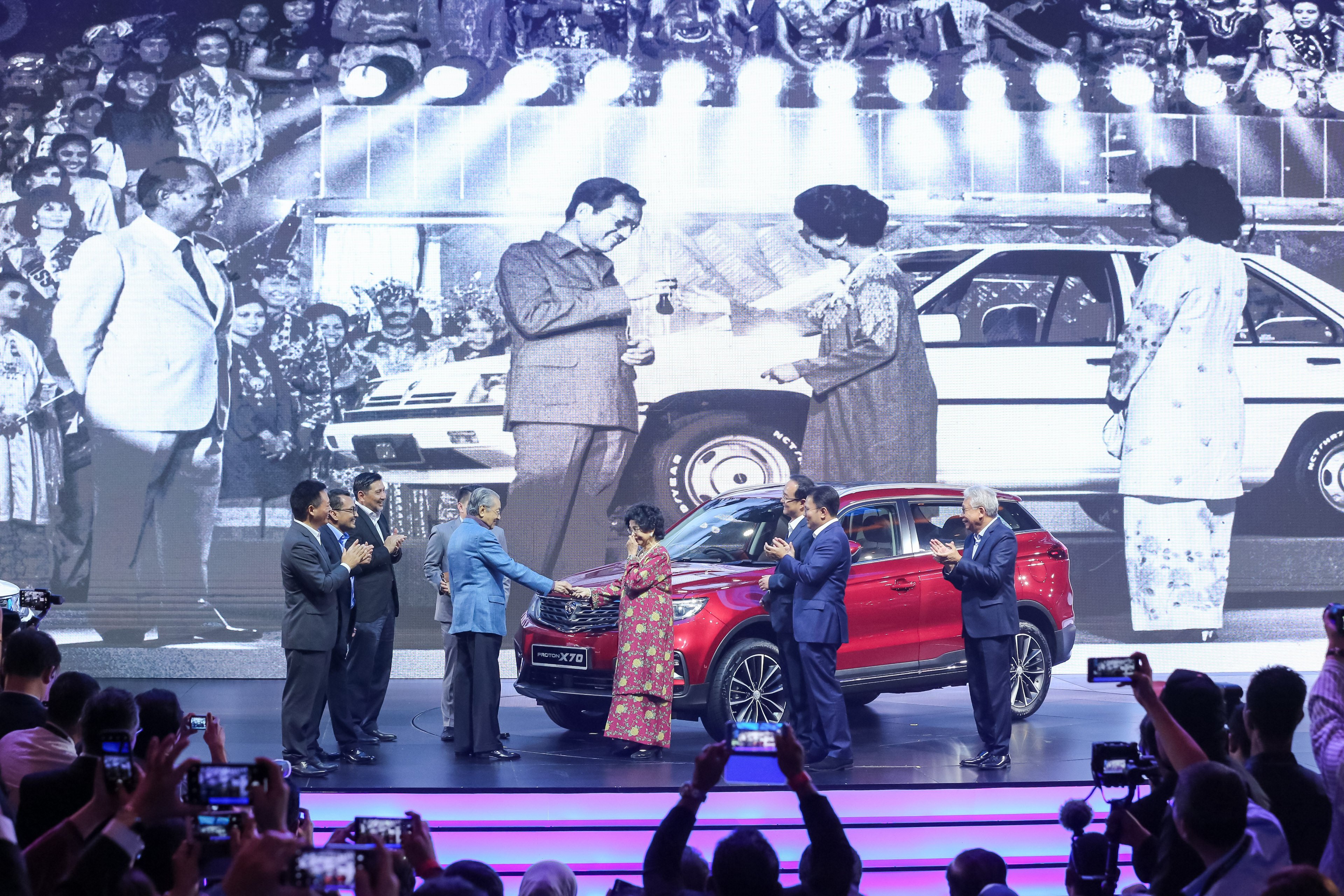 Malaysia’s then prime minister Mahathir Mohamad presents the key for a Proton X70 to his wife during the SUV’s official launch ceremony in Kuala Lumpur in 2018. Photo: Xinhua