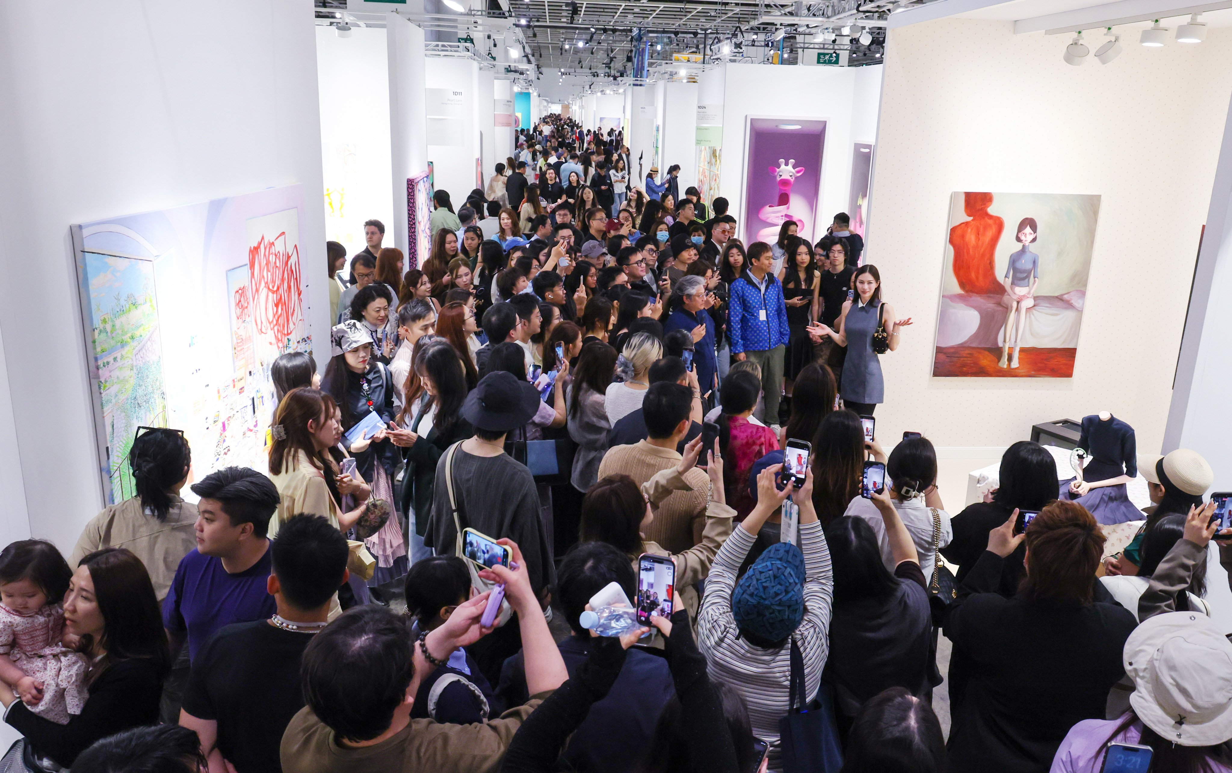 People pack the aisles at the Hong Kong Convention and Exhibition Centre on the final public day of Art Basel Hong Kong 2026 on March 29. Photo: Dickson Lee