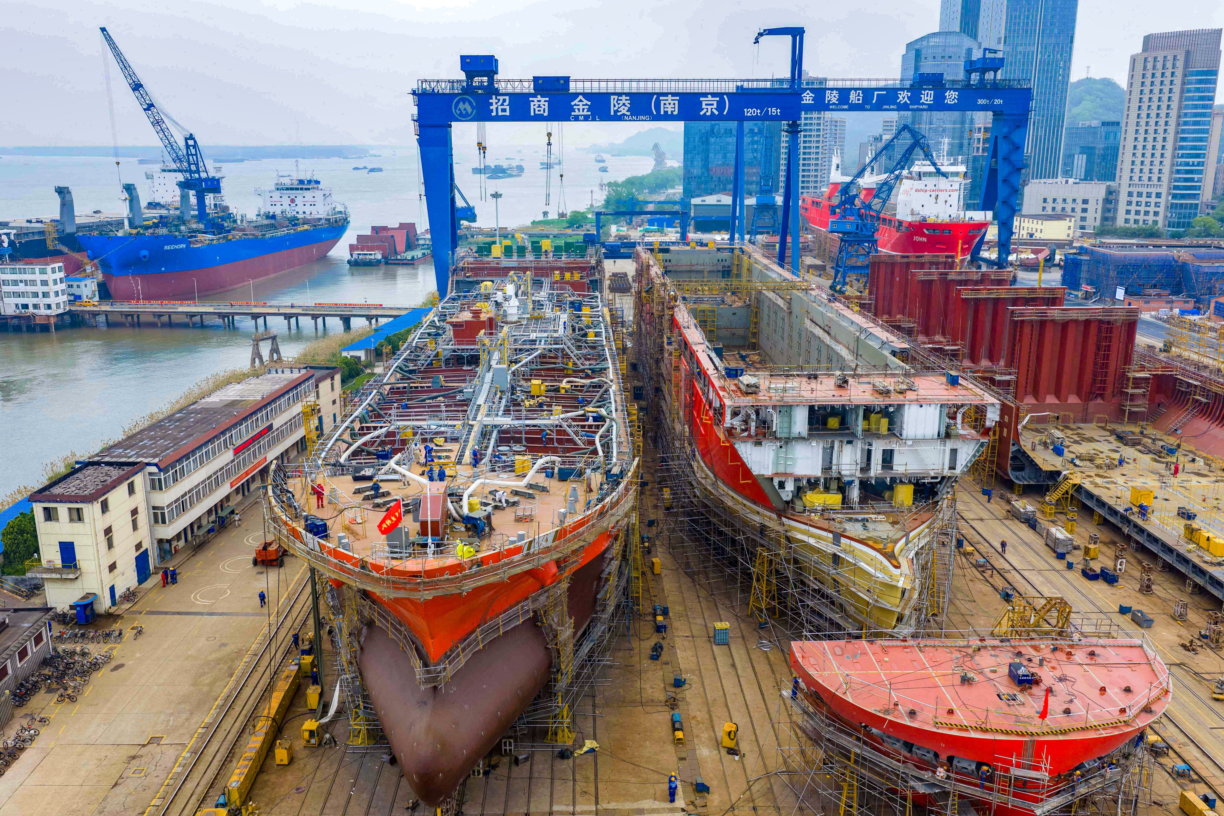 Workers build large vessels at the Jinling Shipyard in Nanjing, capital of China’s eastern Jiangsu province. Photo: AFP