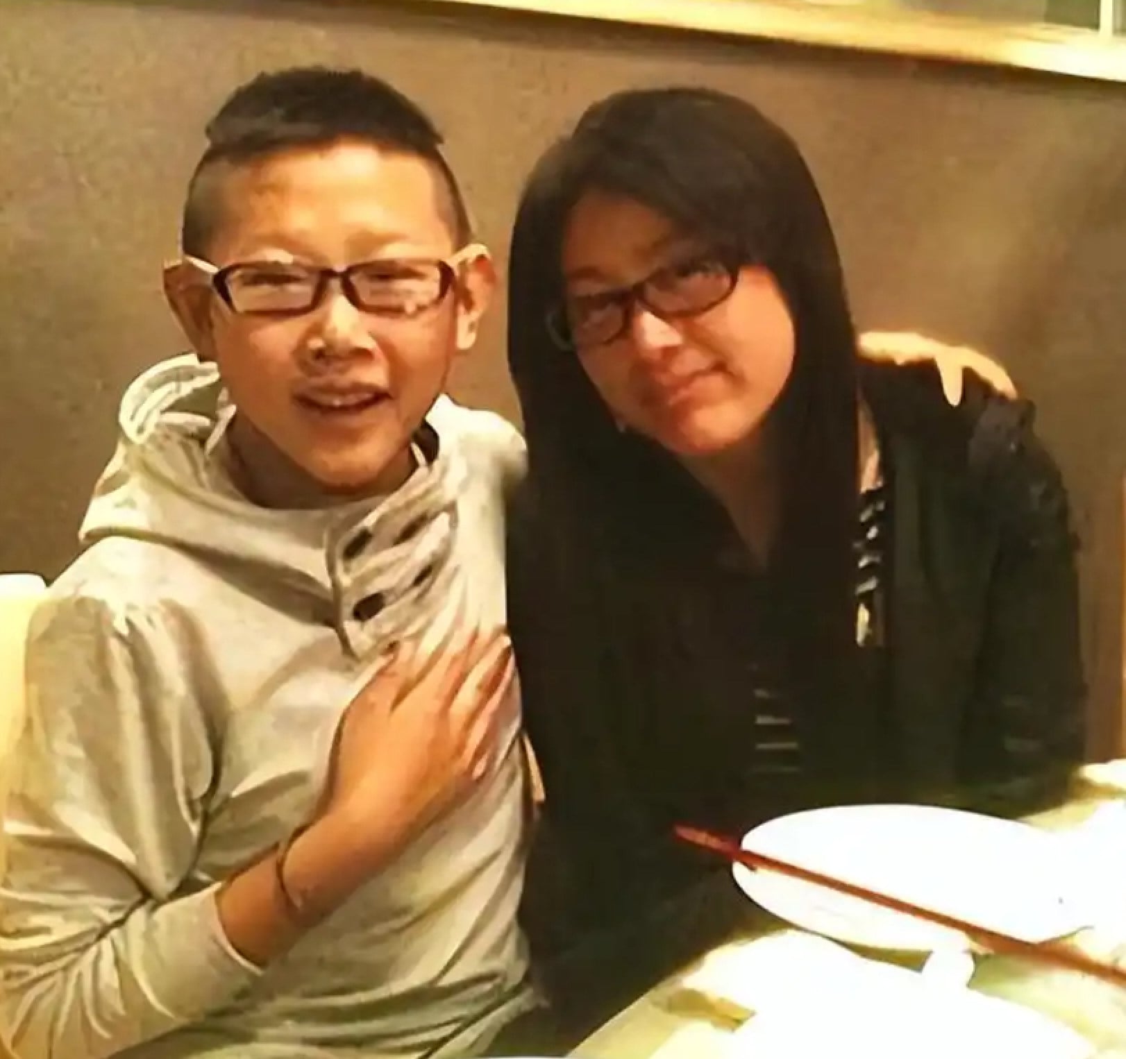 Hou, right, with his wife. The couple have chosen not to have any children. Photo: Baidu