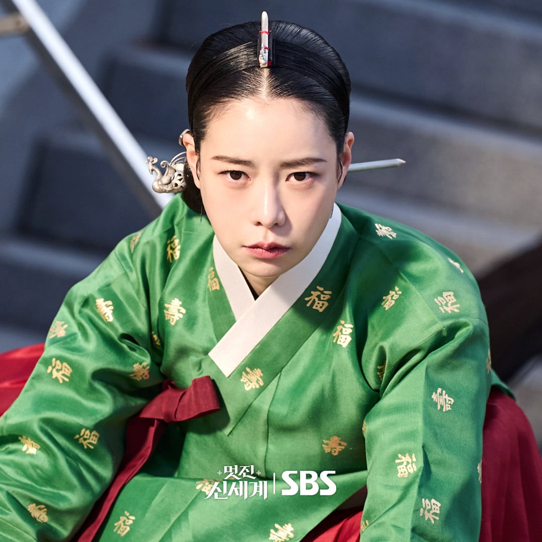 Lim Ji-yeon as Shin Seo-ri/Kang Dan-shim in a still from My Royal Nemesis, a Korean drama in which a modern-day actress becomes possessed by the soul of an 18th century woman.