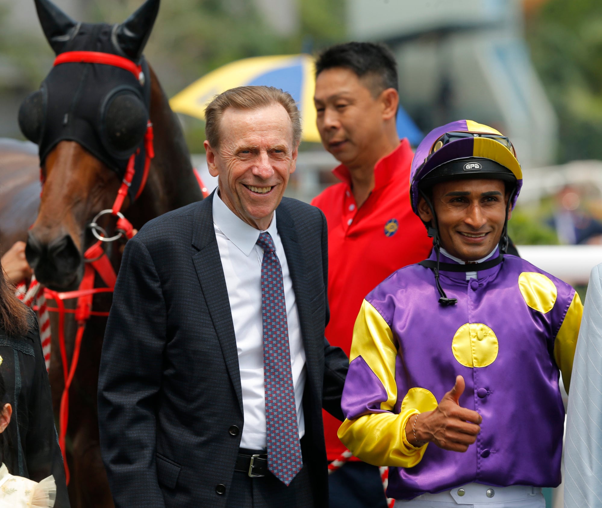 John Size and Karis Teetan celebrating Noble Deluxe's ​​win at Sha Tin Stadium.
