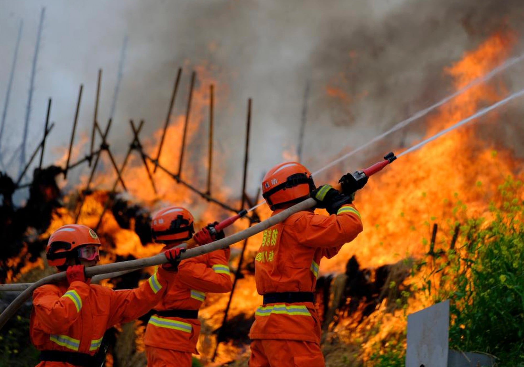 Firefighters battling a raging blaze in Sichuan province, southwestern China. Photo: Xinhua
