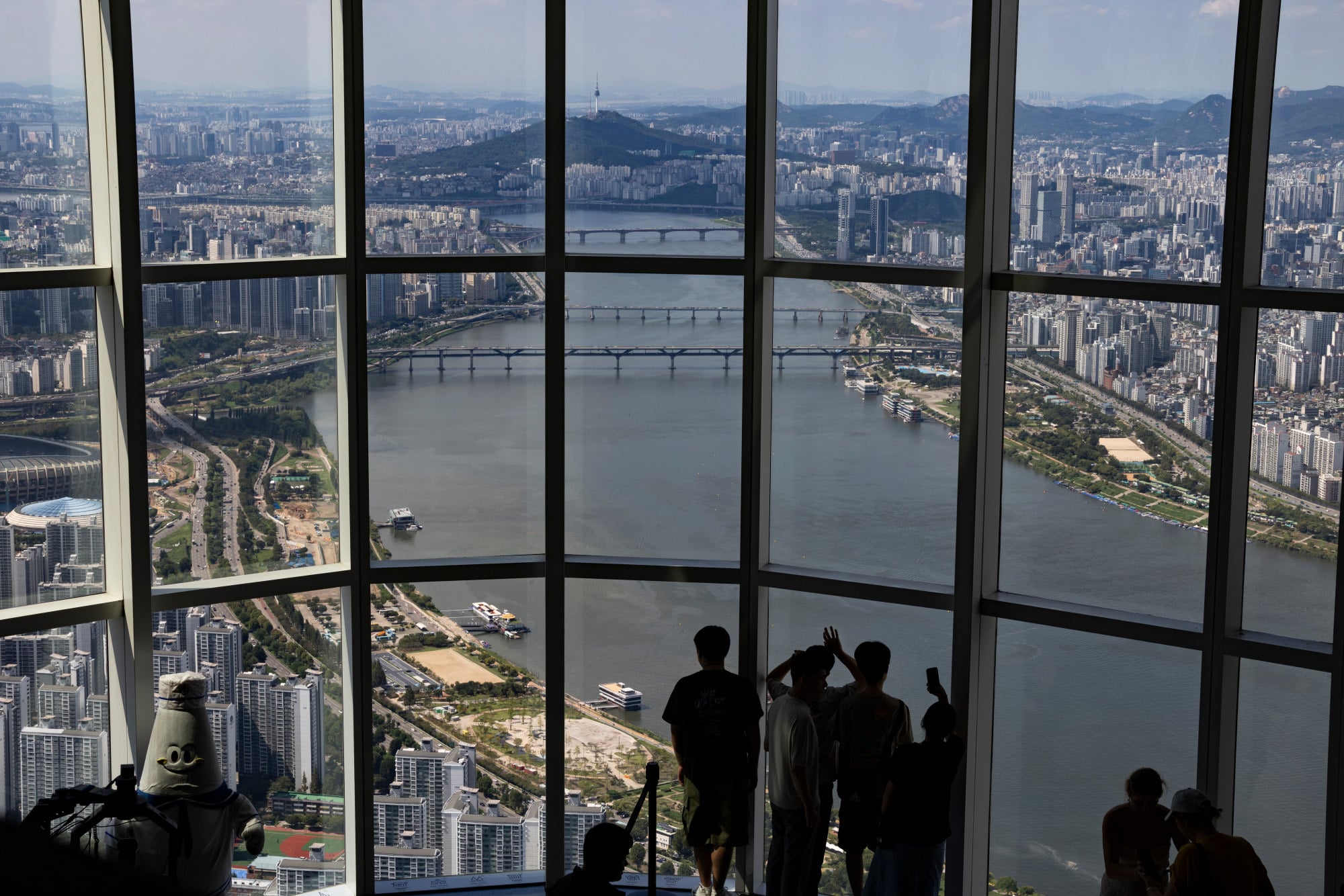 Tourists capture moments at the Lotte World Tower’s observation deck in Seoul as residential property values in South Korea, especially in city centres, remain high. Photo: Xinhua Tourists capture moments at the Lotte World Tower’s observation deck in Seoul as residential property values in South Korea, especially in city centres, remain high. Photo: Xinhua