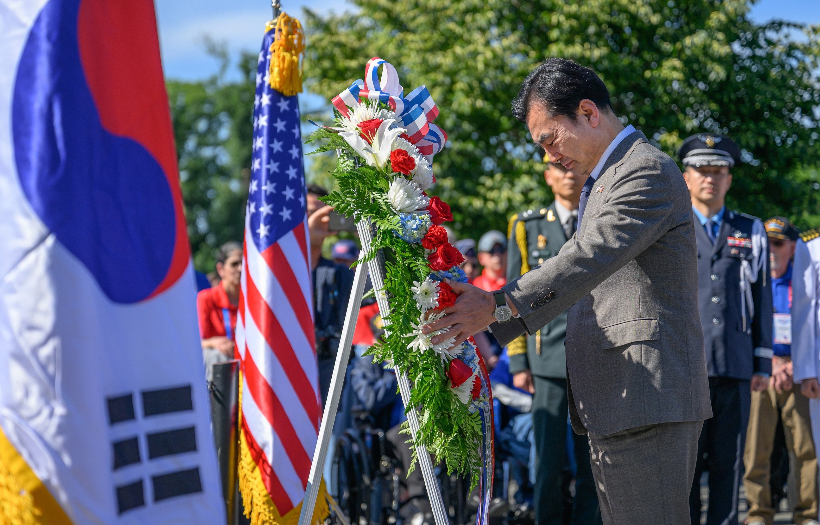South Korean Defence Minister Ahn Gyu-back places a wreath during a visit to the Korean War Memorial in Washington on Tuesday. Photo: South Korea’s Ministry of National Defence/EPA