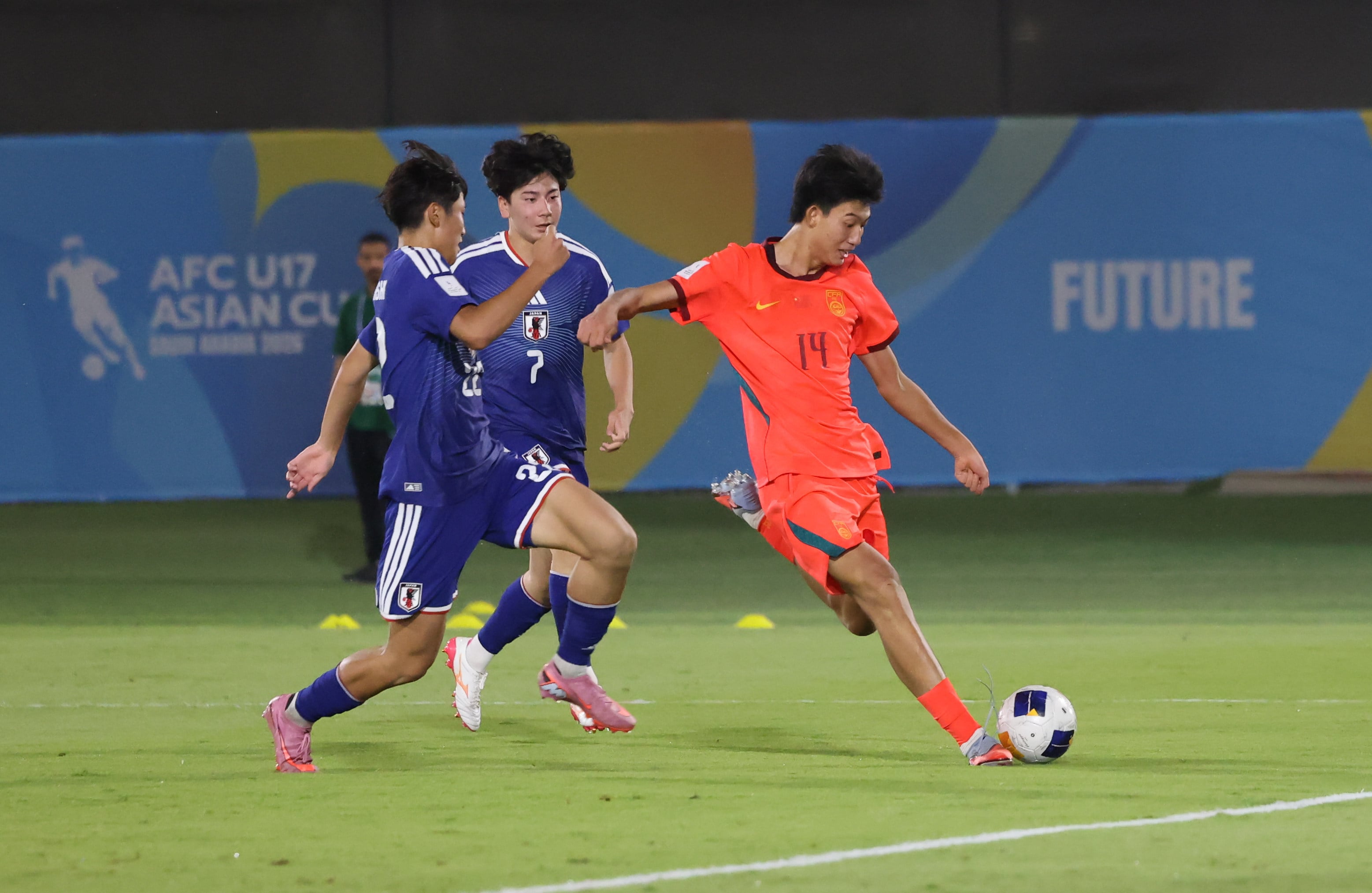 China lost 2-1 defeat to Japan in Jeddah last Saturday, with Zhao Songyuan (right) scoring his team’s goal, but China qualified for the quarter-finals after beating Qatar 2-0 on Tuesday. Photo: Xinhua