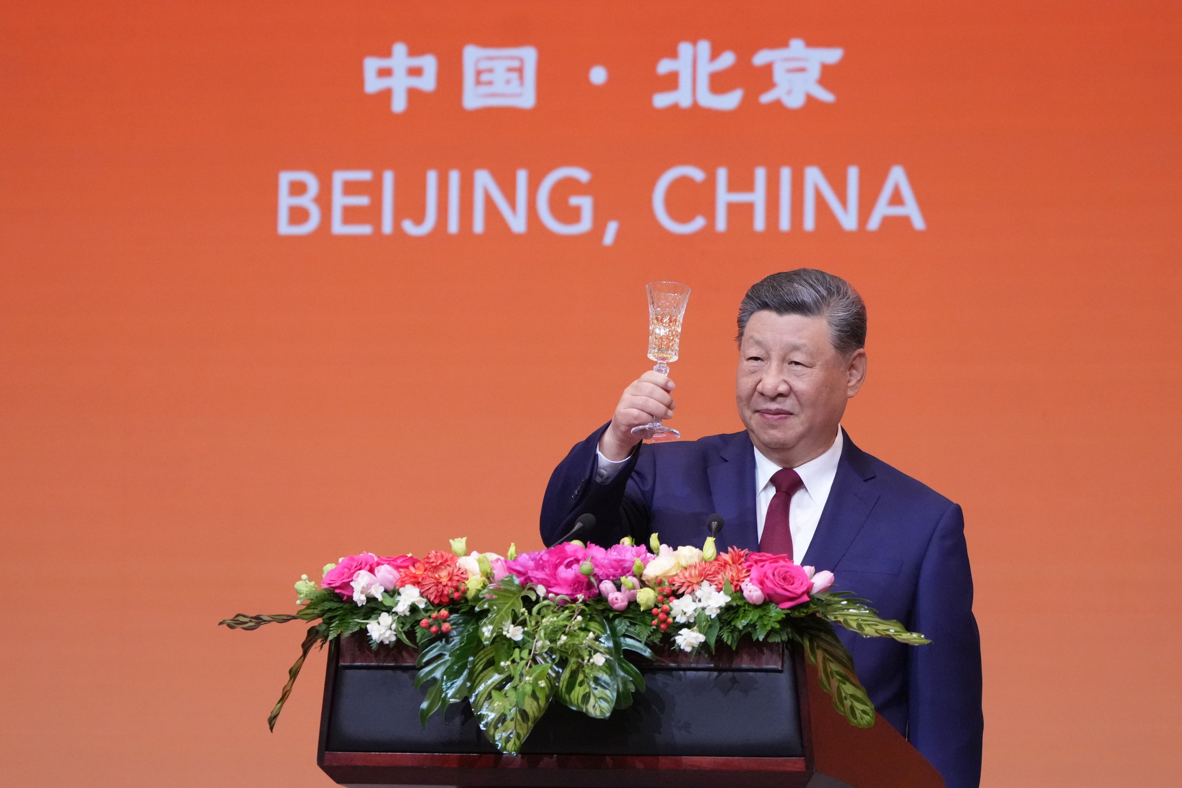 Chinese President Xi Jinping raises a toast at the state dinner. Photo: AP