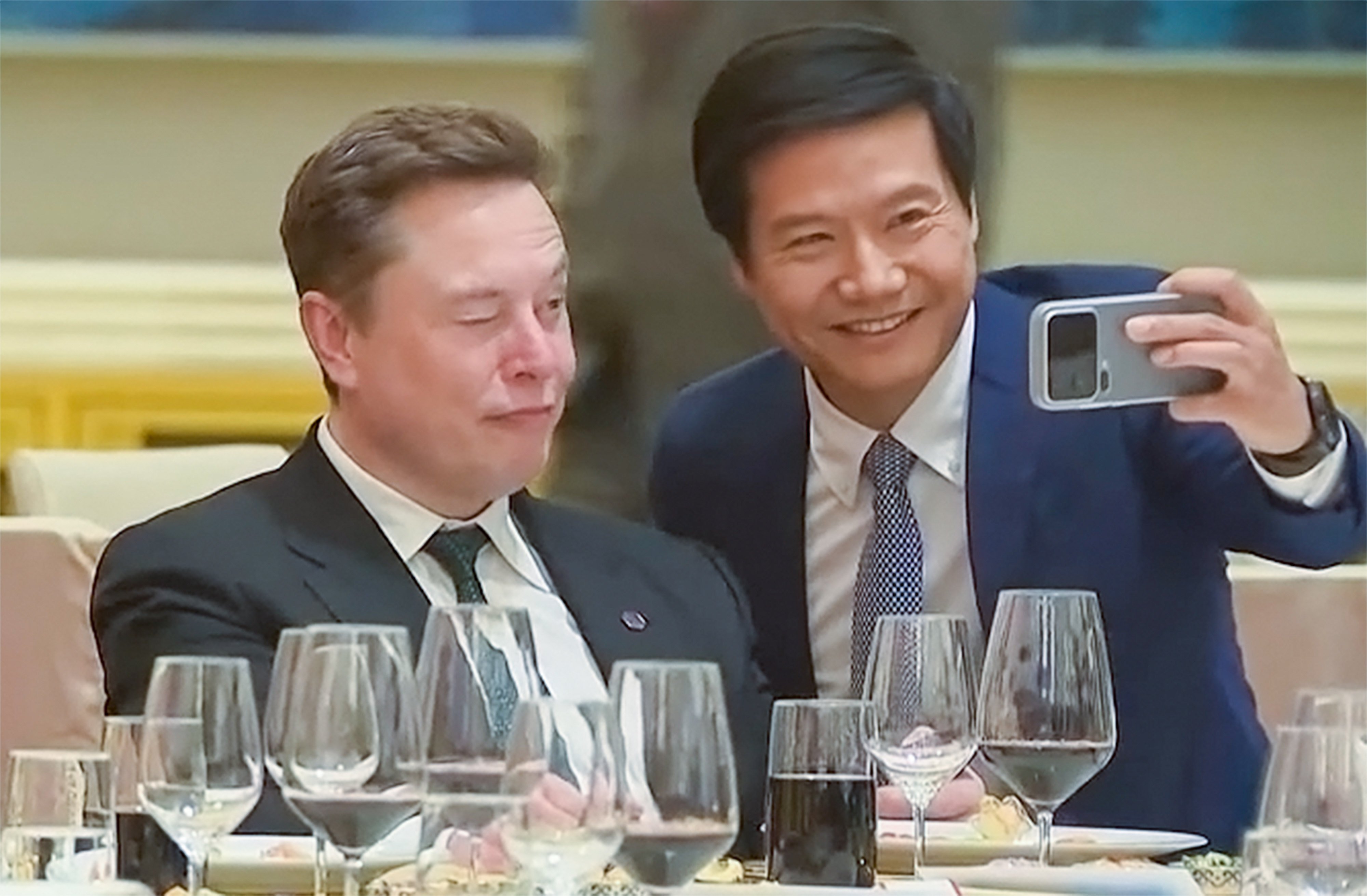 Xiaomi founder and CEO Lei Jun (right) takes a selfie with Tesla CEO Elon Musk at the state banquet on Thursday, in a moment that has gone viral on Chinese social media. Photo: Handout