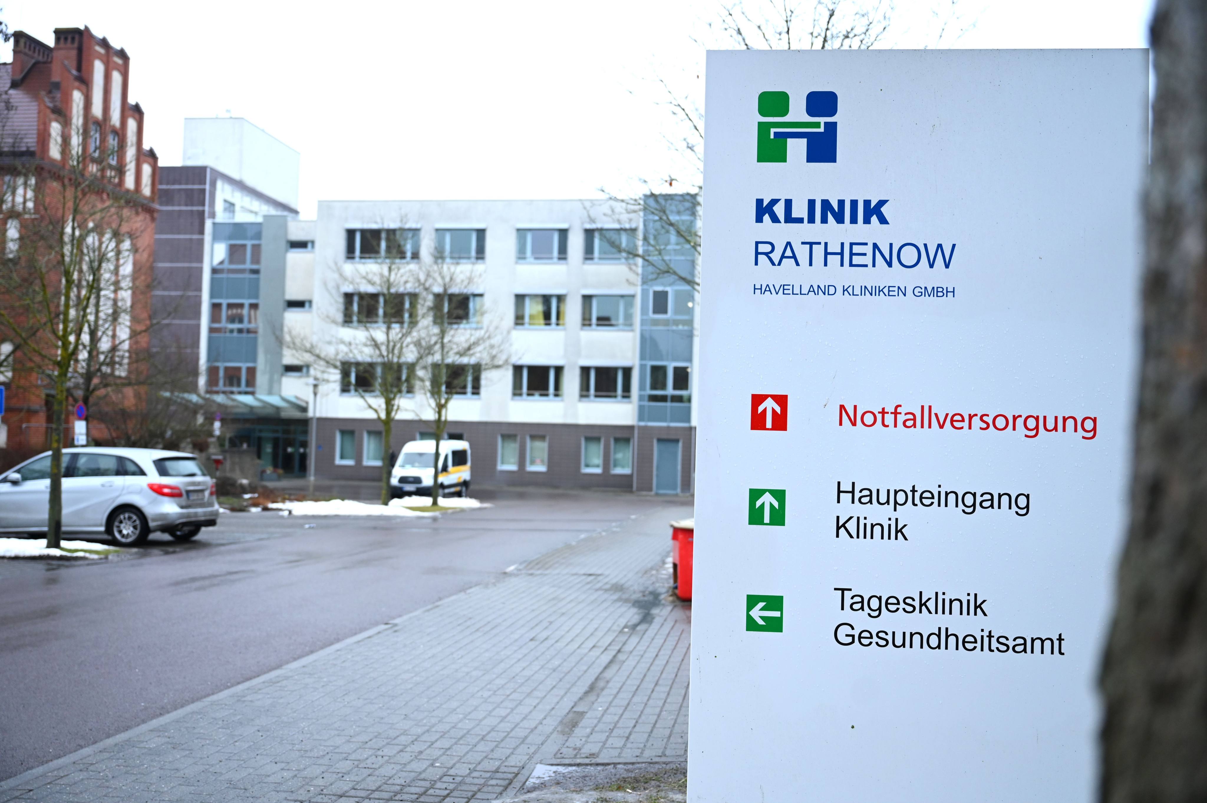 A sign points to the Havelland Clinic Group facility in Rathenow in January. Photo: dpa