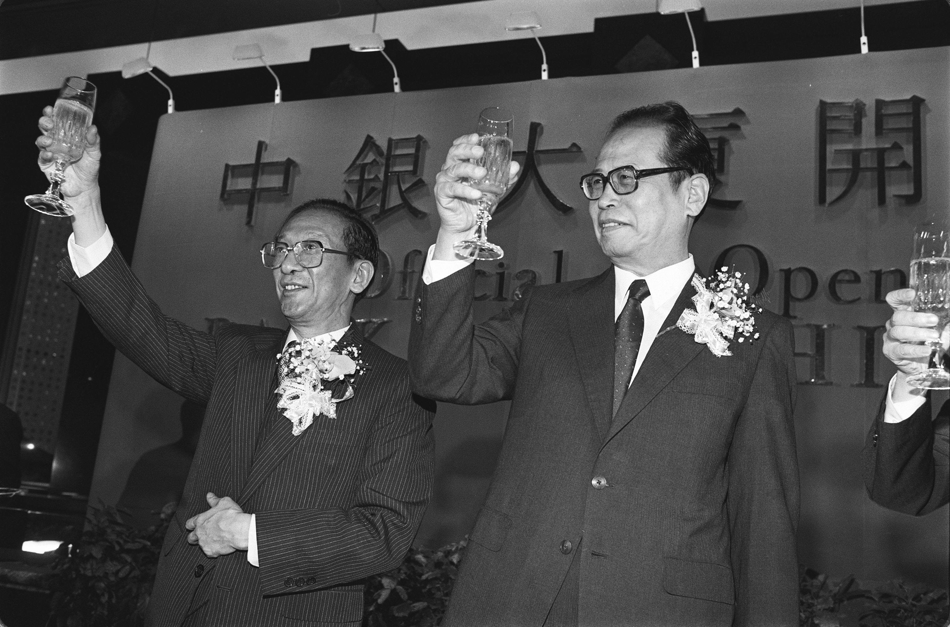 Wang Deyan (left), President of the Bank of China, and Zhou Nan, Director of the local branch of the New China News Agency, toasting the opening of the new headquarters of the Bank of China in 1990. Photo: SCMP