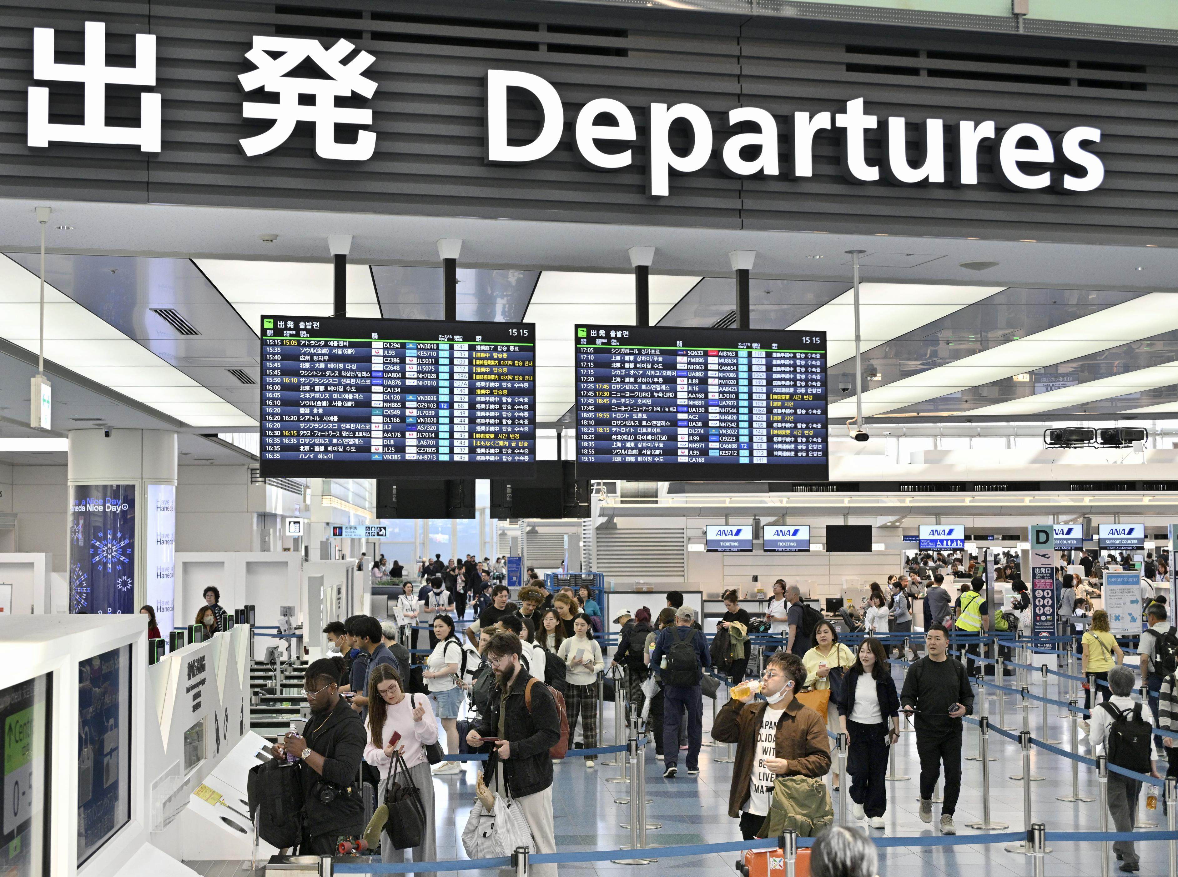People depart Japan from Tokyo’s Haneda Airport on April 18. Photo: Kyodo