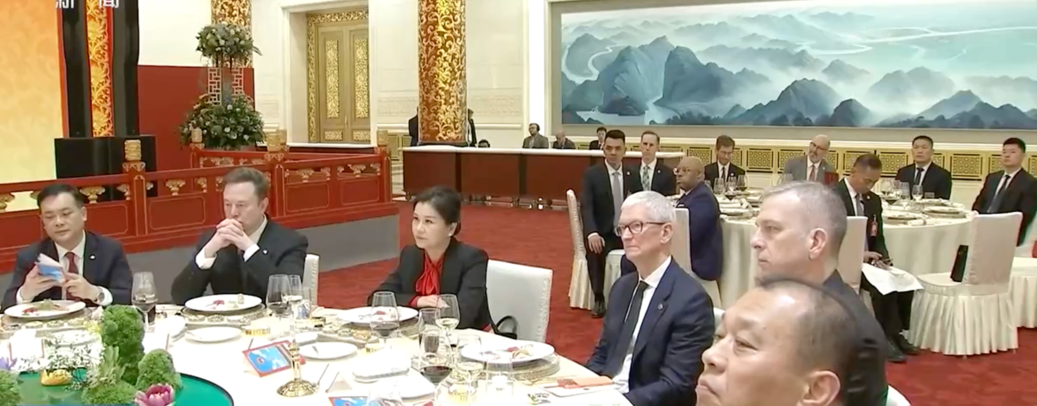 Lens Technology chairwoman Zhou Qunfei seated between Apple’s Tim Cook and Tesla’s Elon Musk at China’s state banquet hosted by Chinese President Xi Jinping on Thursday night. Photo: CCTV