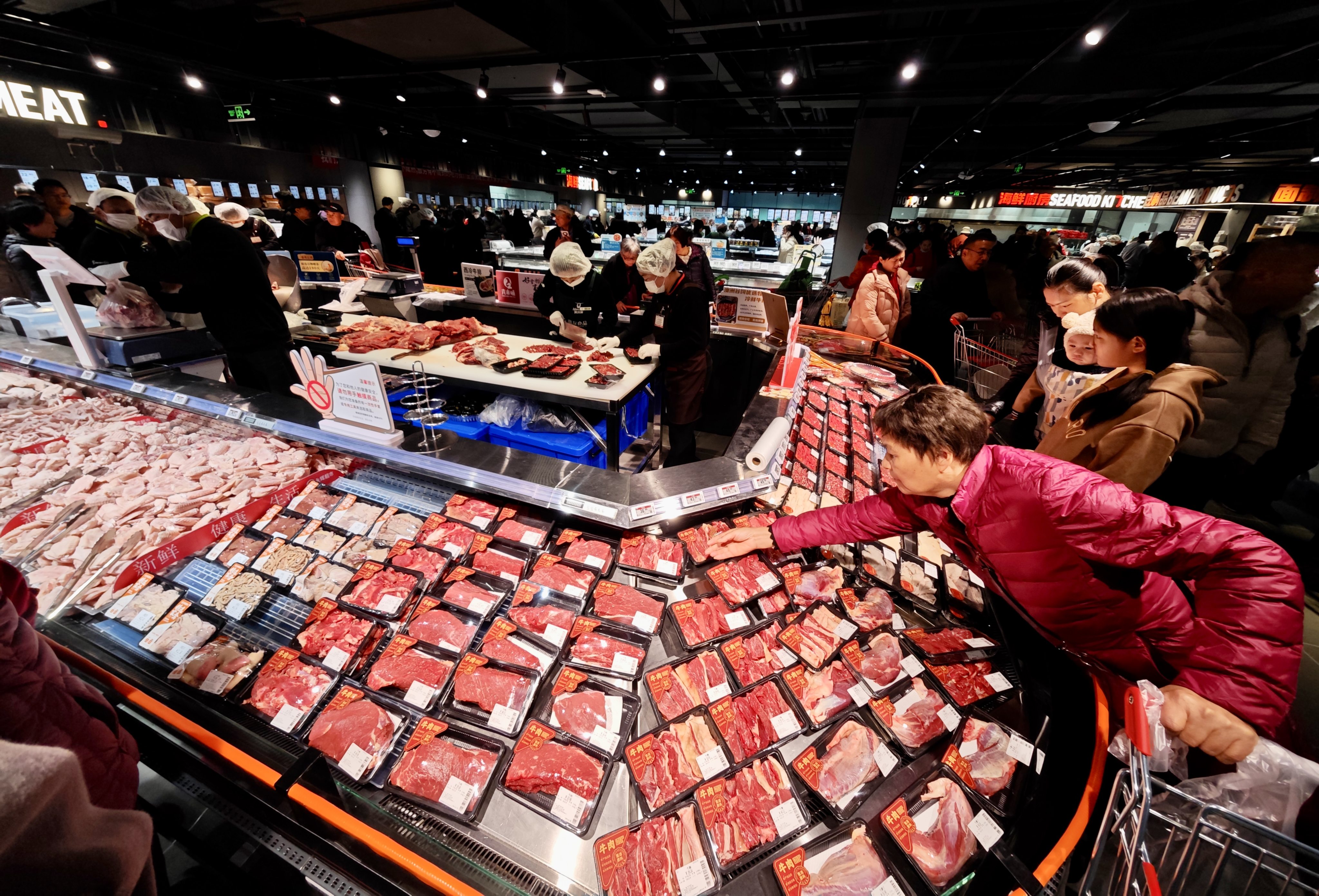 People shop for beef at a supermarket in Fuzhou, Fujian province. China has renewed import licences for hundreds of US beef plants. Photo: China News Service/VCG via Getty Images