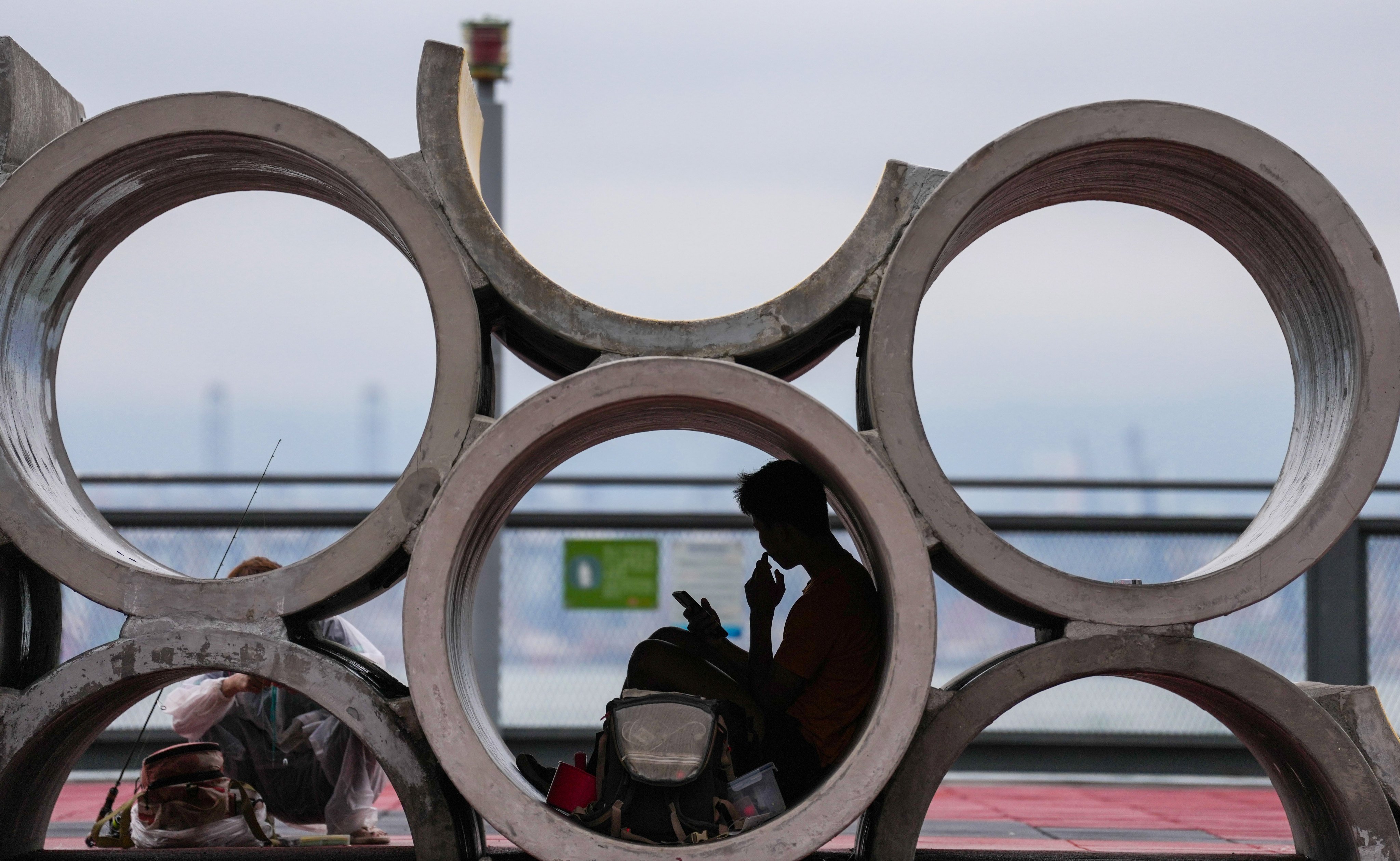 People visit the Central and Western District Promenade. An estimated 520,000 people in Hong Kong are unwilling to confide in friends and relatives or even to seek advice from AI chatbots, according to a survey. Photo: Karma Lo