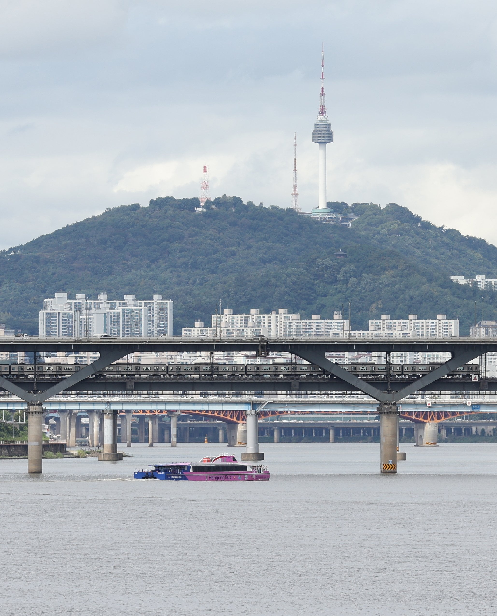 A ship sails in the Han River after leaving the Jamsil pier in Seoul’s Songpa ward on September 18, 2025. Photo: Yonhap/EPA