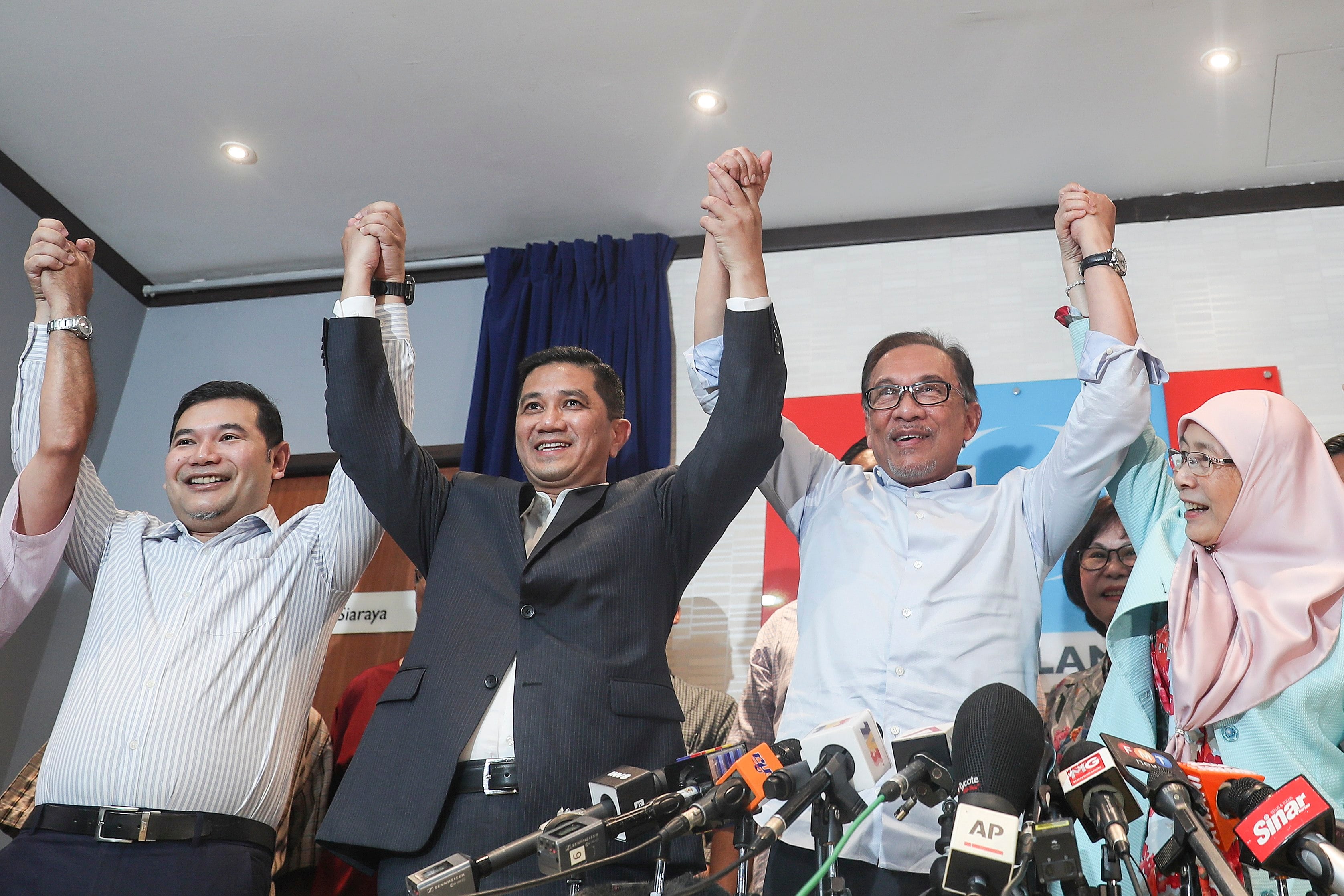Malaysia’s former economy minister Rafizi Ramli (left) with people’e Justice Party figures, including Prime Minister Anwar Ibrahim (second from right) after Anwar’s election to party president in 2018. Photo: EPA-EFE