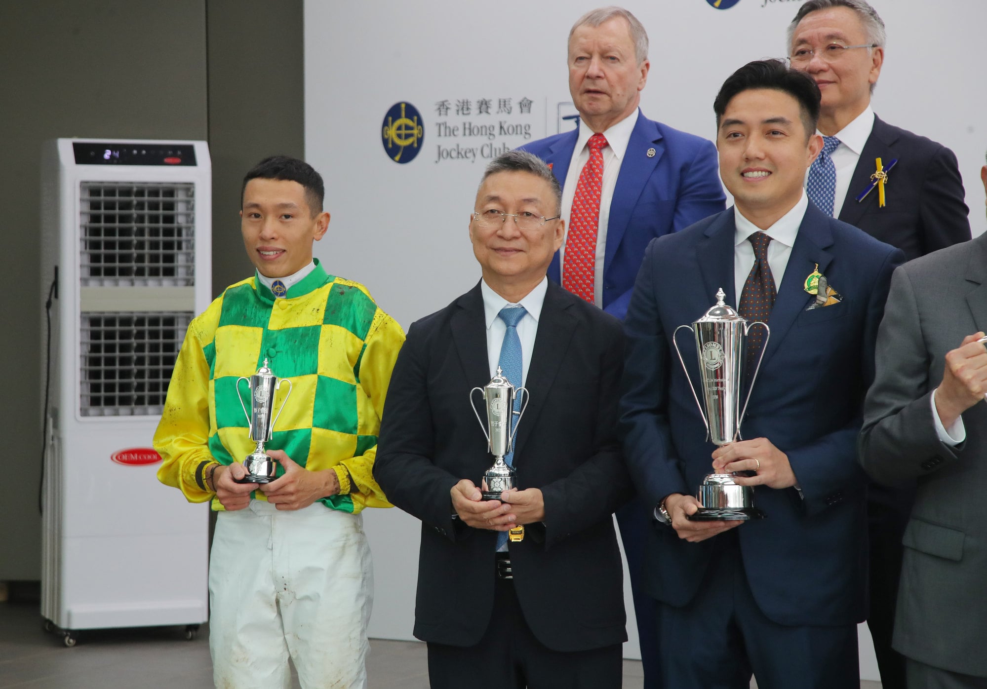 All smiles for jockey Vincent Ho and trainer Francis Lui (second left, front)